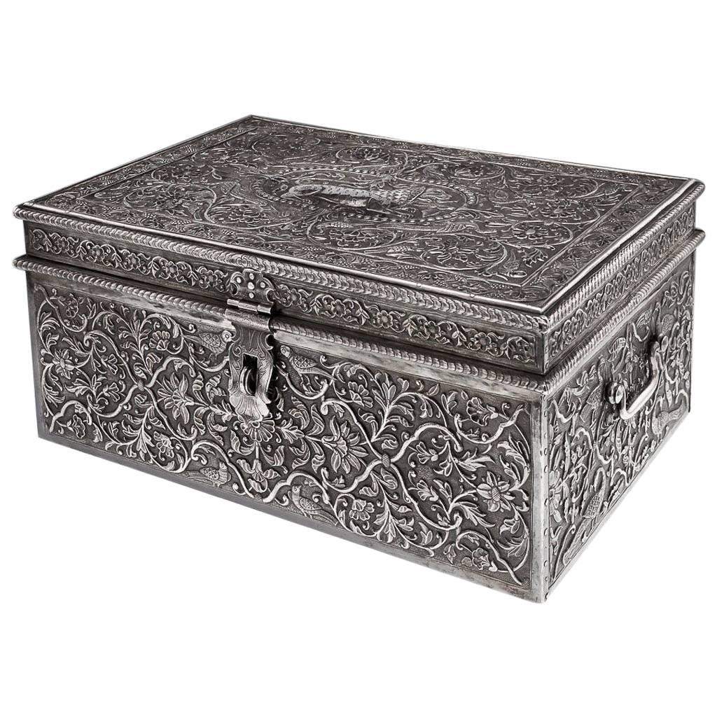 Coffre à trésor ou coffret en argent massif indien rare et ancien:: vers 1880