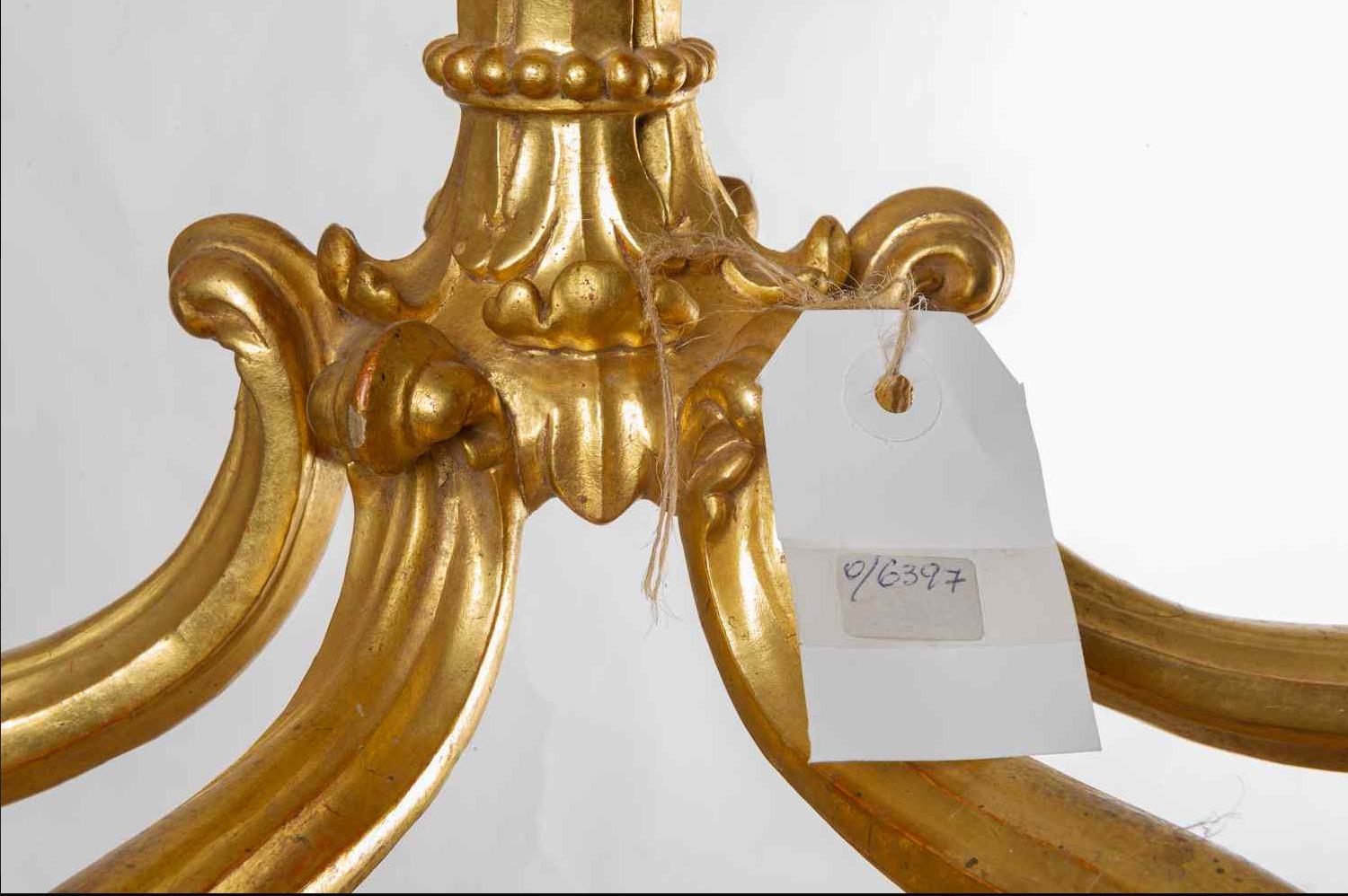 O/6397, antique gilded wood crown, very rare, also suitable for hanging on a bed, from which to drop a light veil fabric that falls on the sides of the headboard. Or simply: to admire on a shelf!
  
