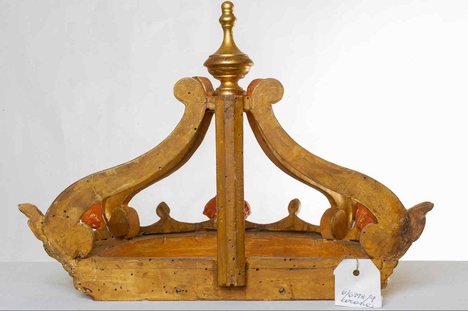 O/6398, very rare! Antique Italian wood crown, also suitable for hanging on a bed, from which to drop a light veil fabric that falls on the sides of the headboard. Or simply: to admire on a shelf.
   