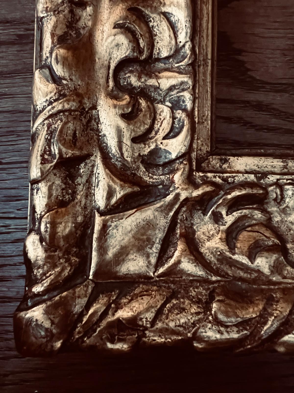 Un magnifique cadre sculpté à la main et doré à l'or fin de la Renaissance italienne. Une facture étonnante et un très bon état pour son âge. 
Tableau qui s'insère à l'intérieur (ouverture du tableau), les dimensions sont : 45,5 cm de hauteur par
