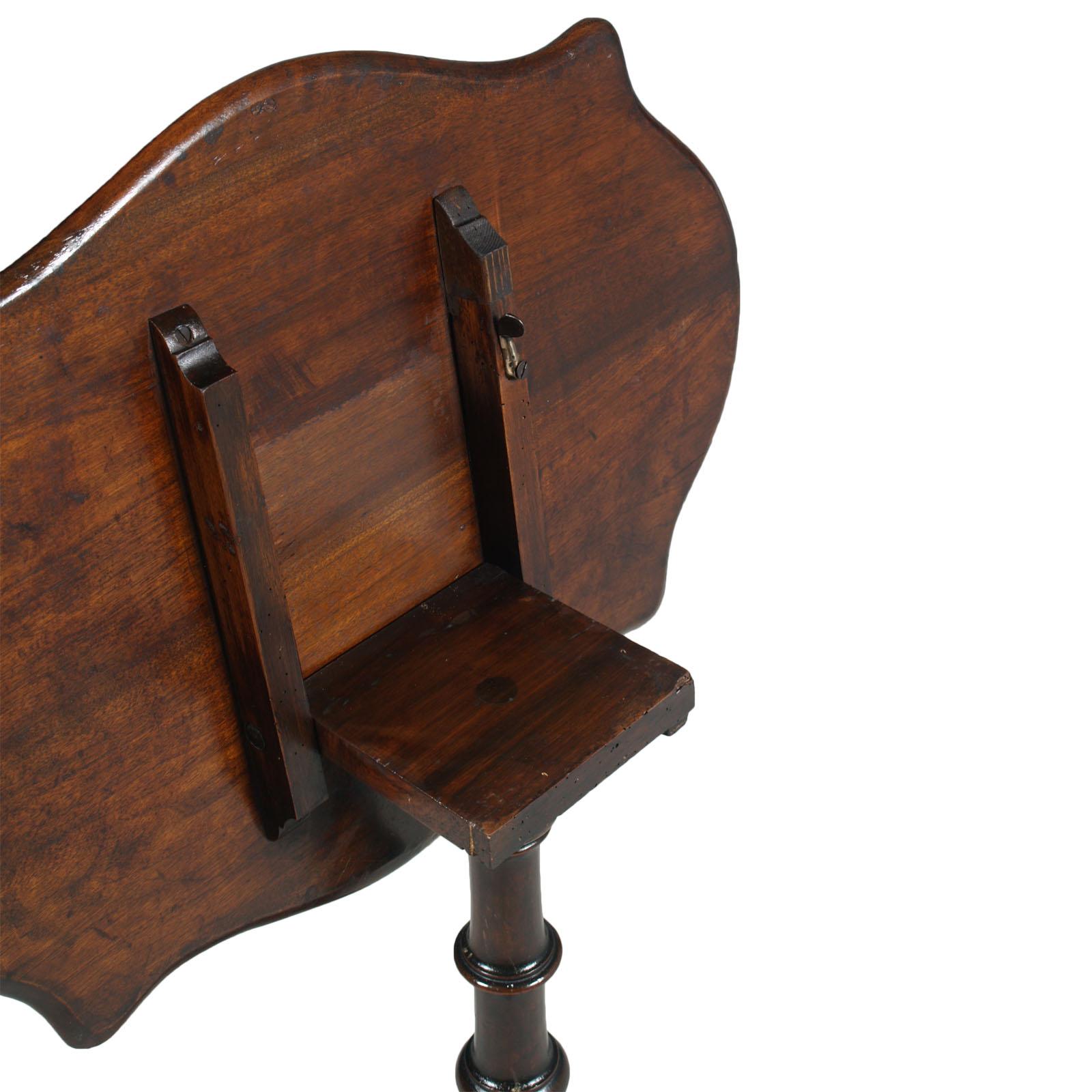 Antigua y rara mesa basculante italiana Mesa de postre tallada y torneada de nogal macizo en venta 4
