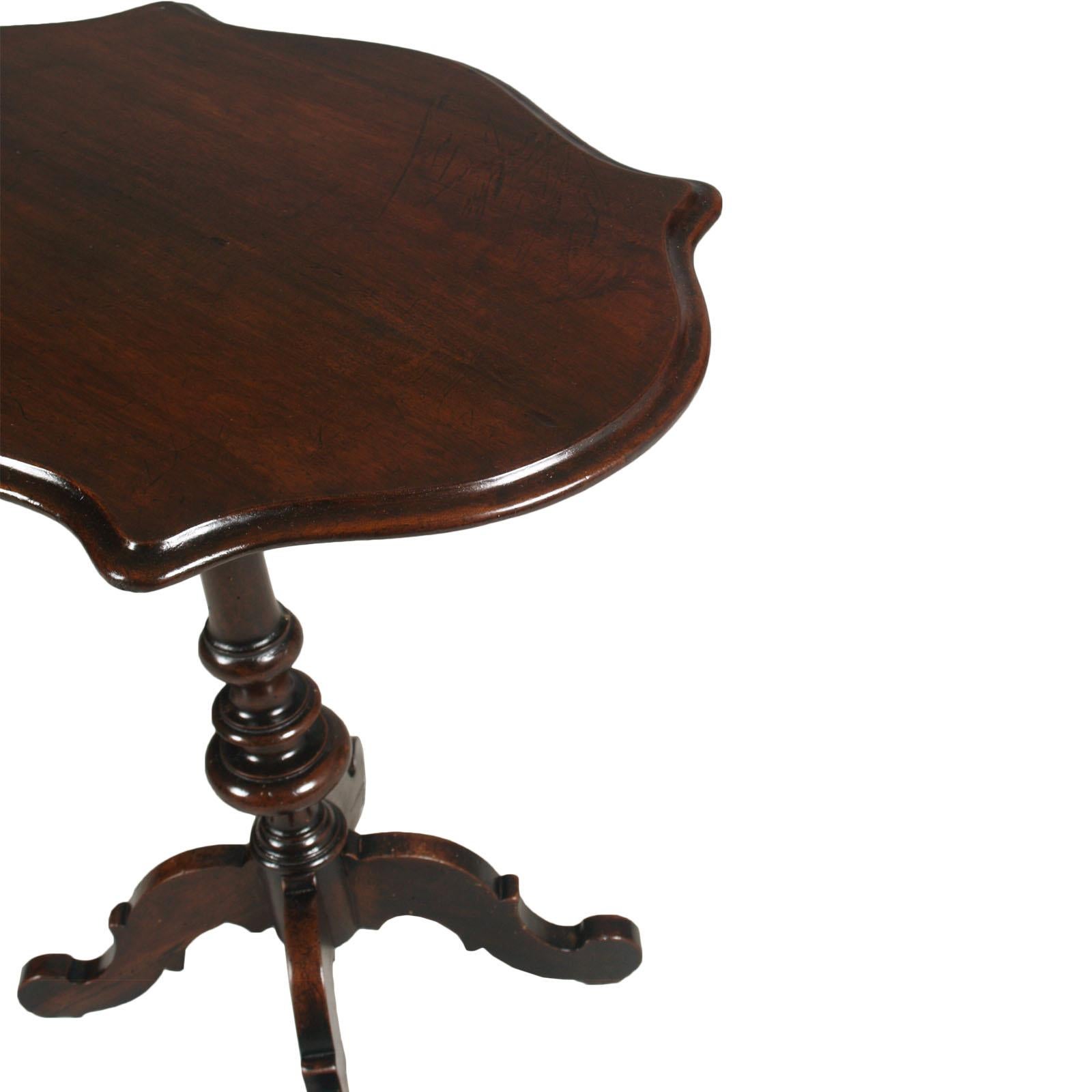 Antigua y rara mesa basculante italiana Mesa de postre tallada y torneada de nogal macizo Barroco en venta