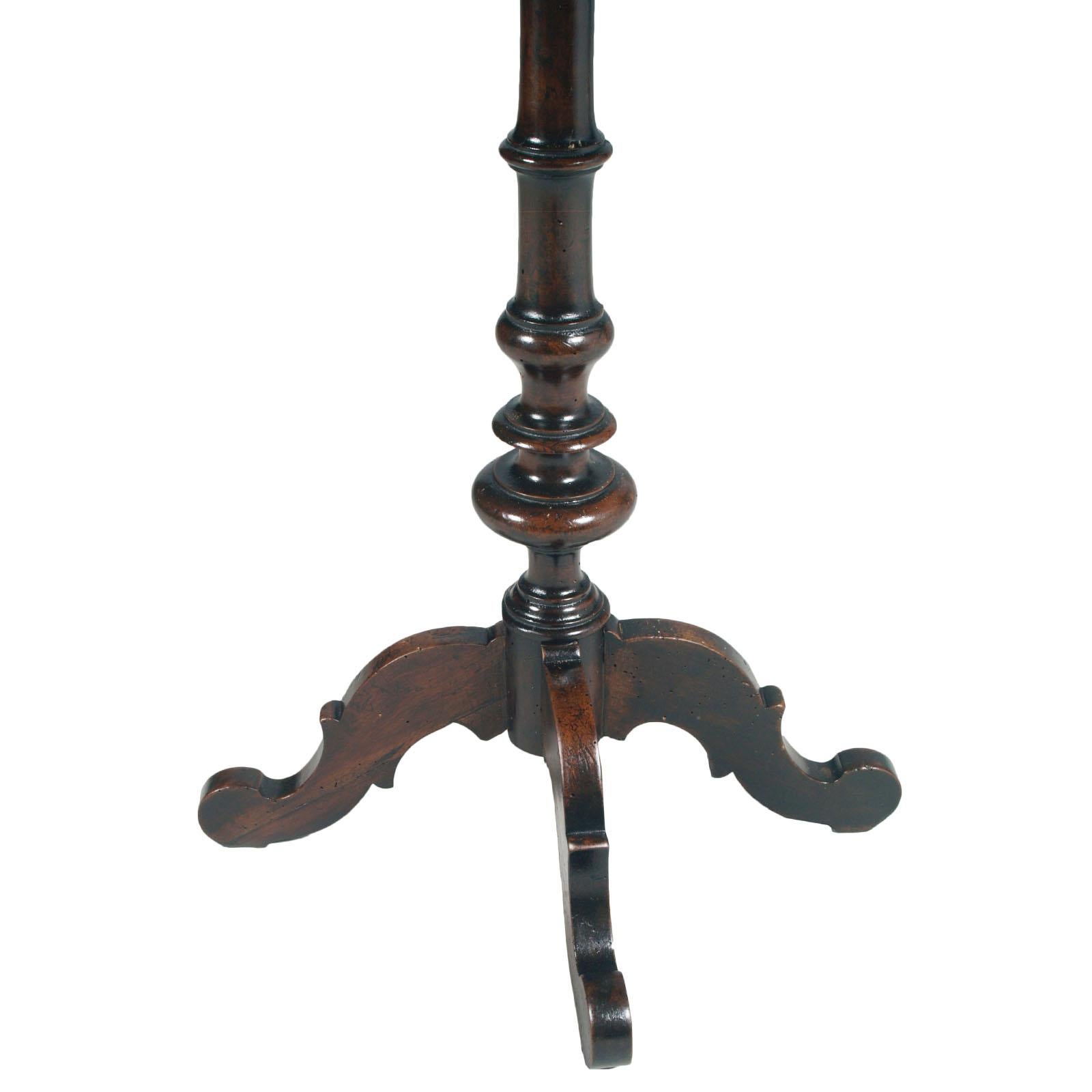 Antigua y rara mesa basculante italiana Mesa de postre tallada y torneada de nogal macizo Italiano en venta