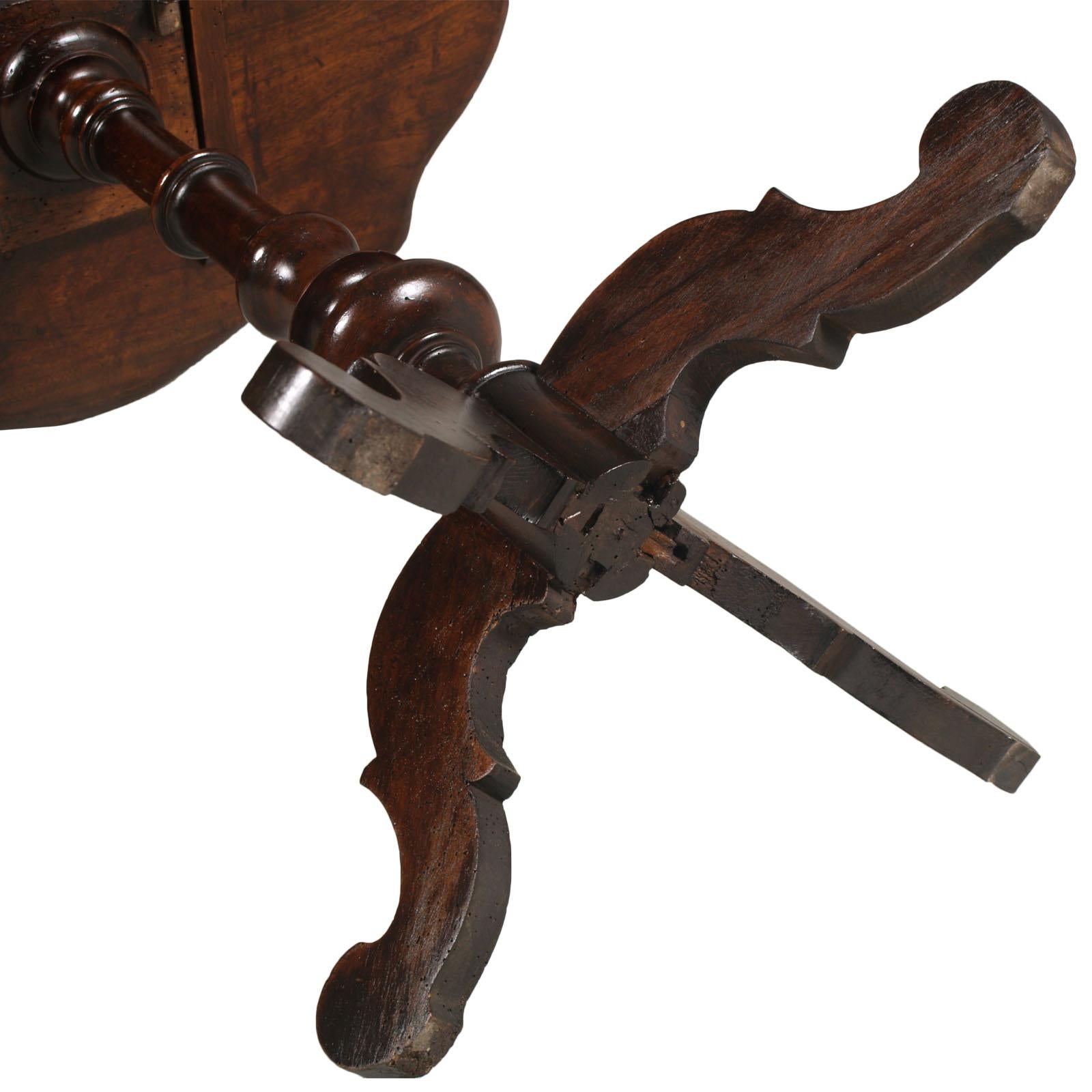 Antigua y rara mesa basculante italiana Mesa de postre tallada y torneada de nogal macizo en venta 2