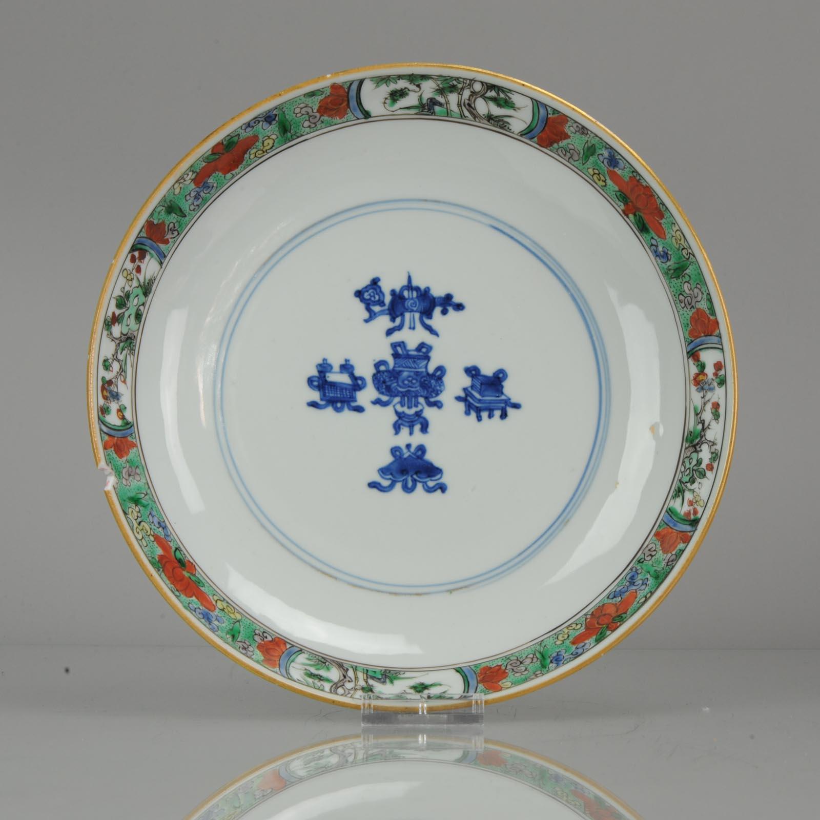 Une assiette très joliment décorée. Symboles et fleurs

Condit
État général 1 éclat et 4 lignes. Il y a également quelques petites lignes de tension dans la plaque. Taille : 22.1x3.7CM
Période
XVIIe siècle Qing (1661 - 1912)