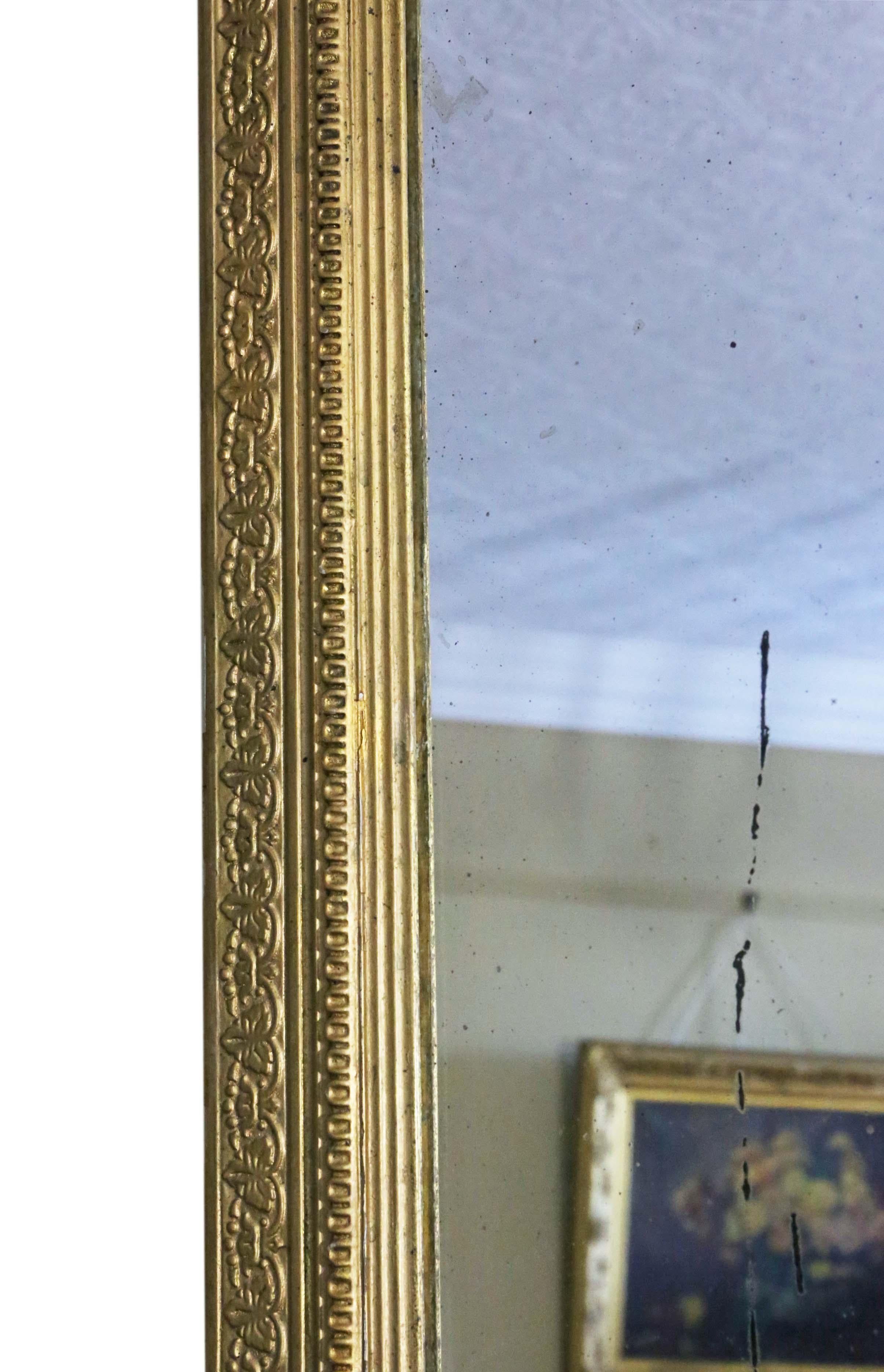 Antique et rare grand miroir mural surmonté d'un manteau doré du 19ème siècle  en vente 2