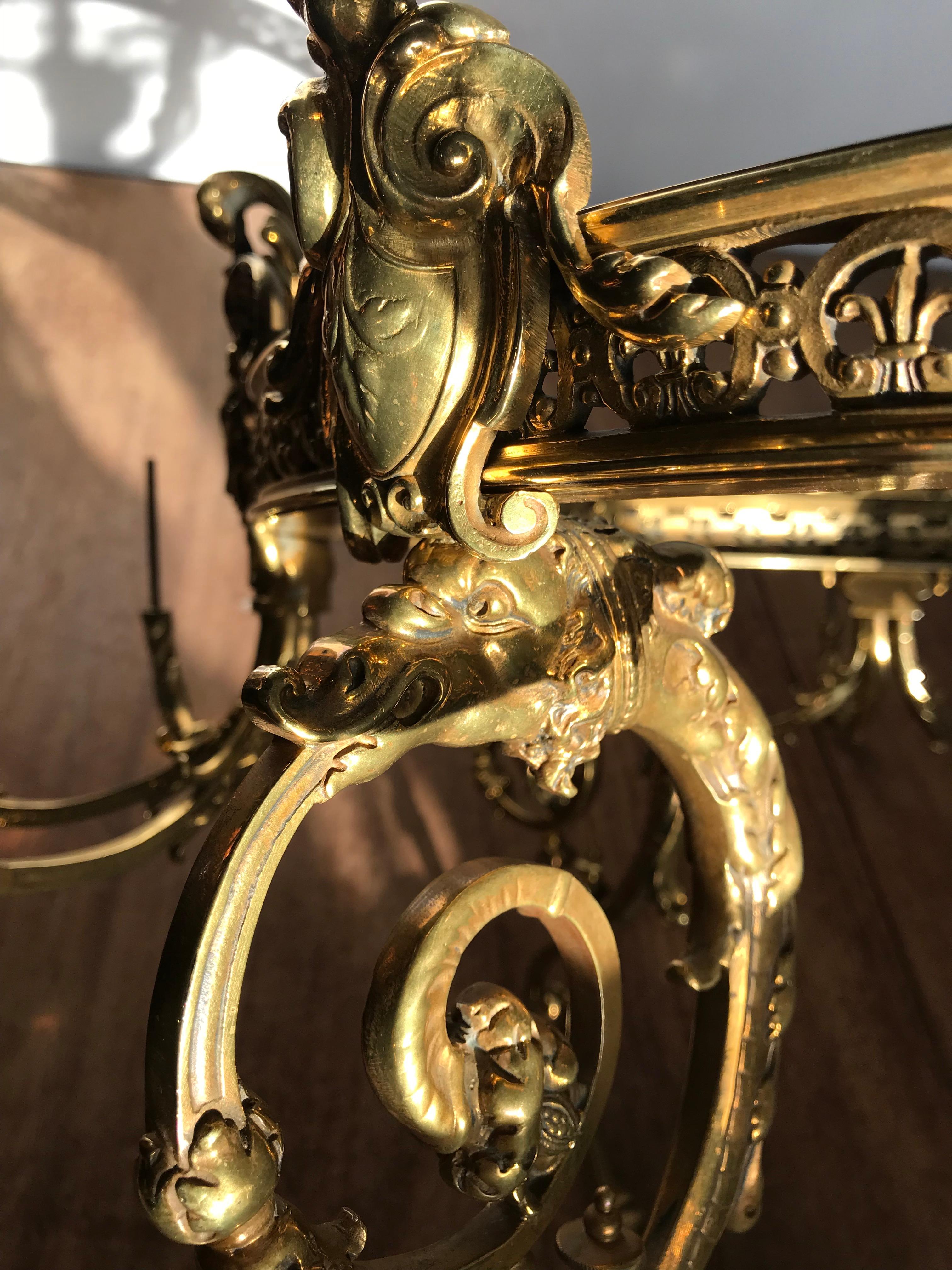 Monumentaler großer neoklassizistischer, skulpturaler Öllampen-Kronleuchter aus vergoldeter Bronze  im Angebot 7