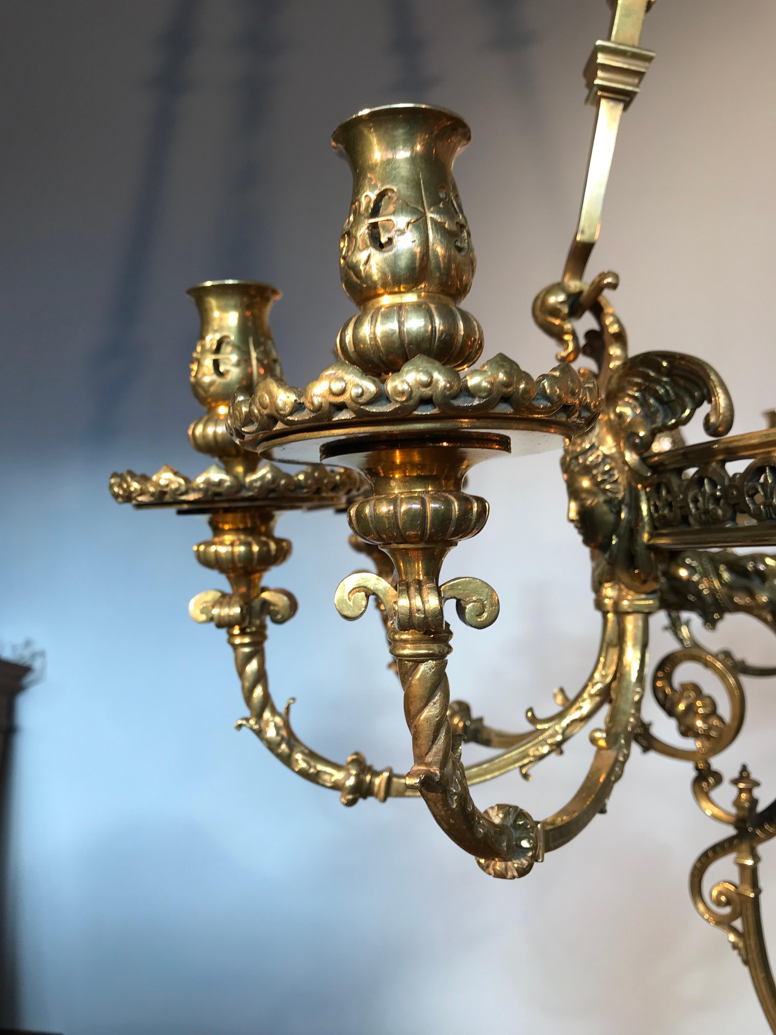 Monumentaler großer neoklassizistischer, skulpturaler Öllampen-Kronleuchter aus vergoldeter Bronze  im Angebot 11