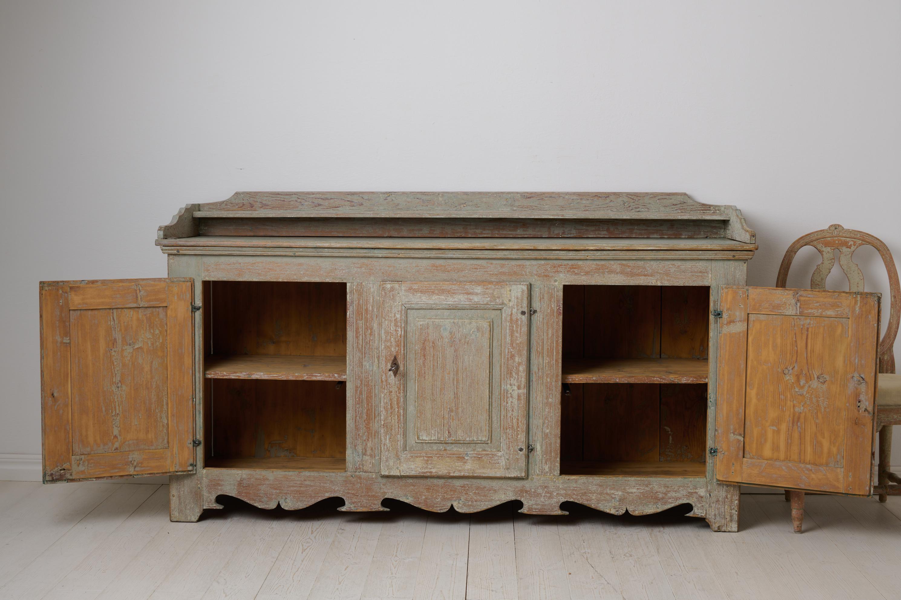 Antique Rare Low and Wide Northern Swedish Sideboard from the Gustavian Period In Good Condition For Sale In Kramfors, SE