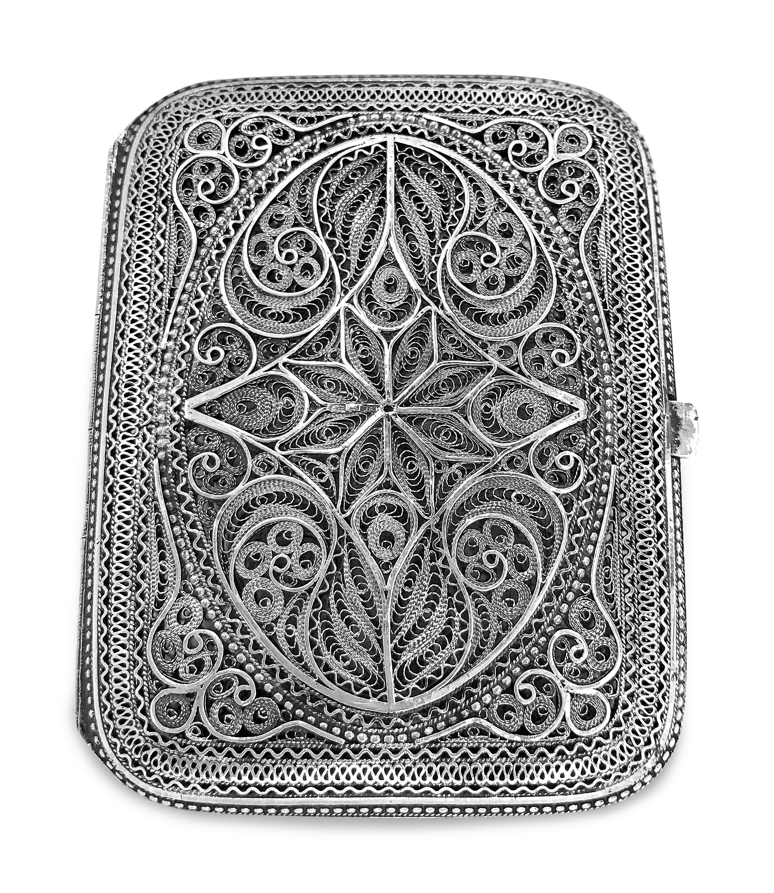 This gorgeous filigree box is all  made by hand and its 0.99 proof of sliver. The box is extremely delicate and fancy. Could be used for make up case or as cigarette box .
W : 2 3/4
