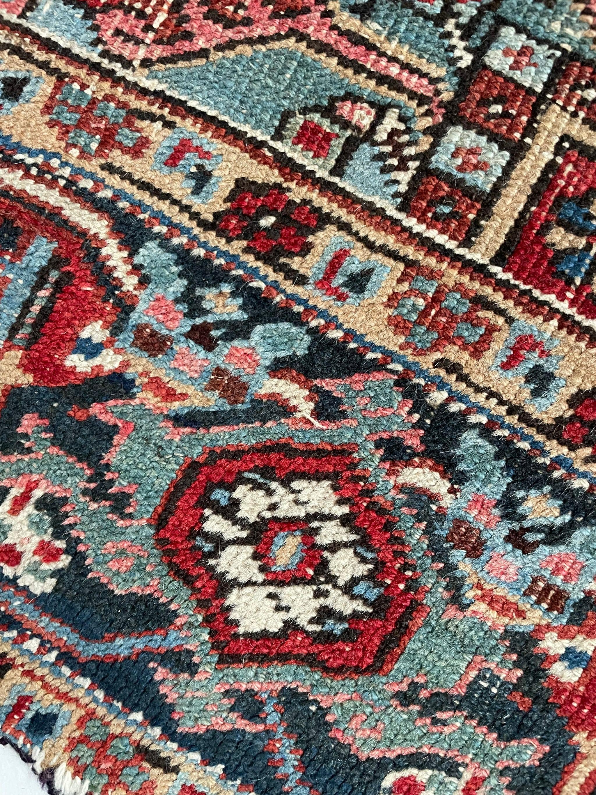 Antique Rare Medium Heriz Pocket-Size Rug, circa 1930's In Good Condition For Sale In Milwaukee, WI