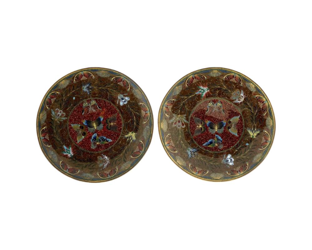 Antiguo y Raro Par de Platos Japoneses con Mariposas de Esmalte Cloisonné y Piedra de Gol Atribuidos a Honda

Un par de cargadores japoneses antiguos idénticos de cobre con diseño de esmalte cloisonné. Periodo Meiji tardío, hacia 1880 Platos