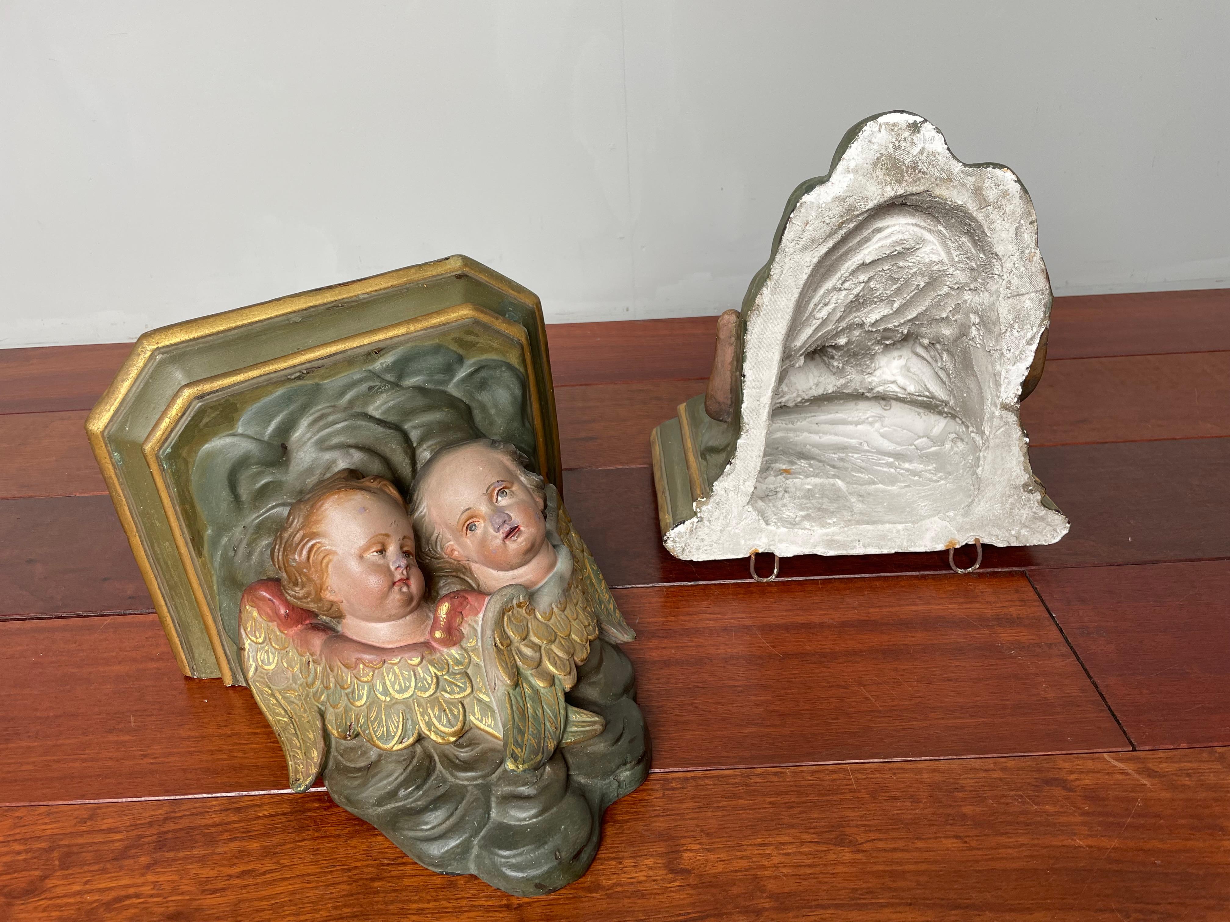 Européen Paire de supports d'église anciens et rares pour statues de saints avec sculptures d'anges en vente
