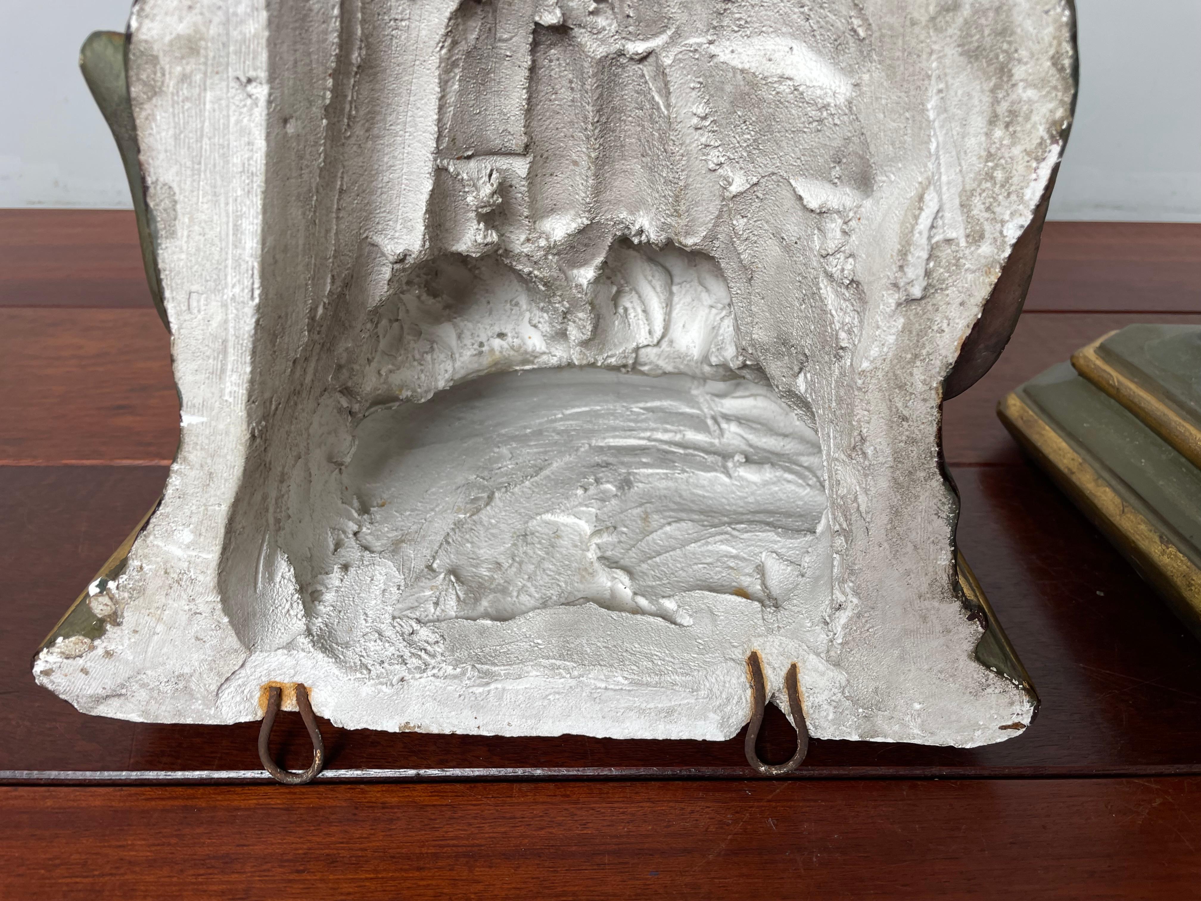 20ième siècle Paire de supports d'église anciens et rares pour statues de saints avec sculptures d'anges en vente