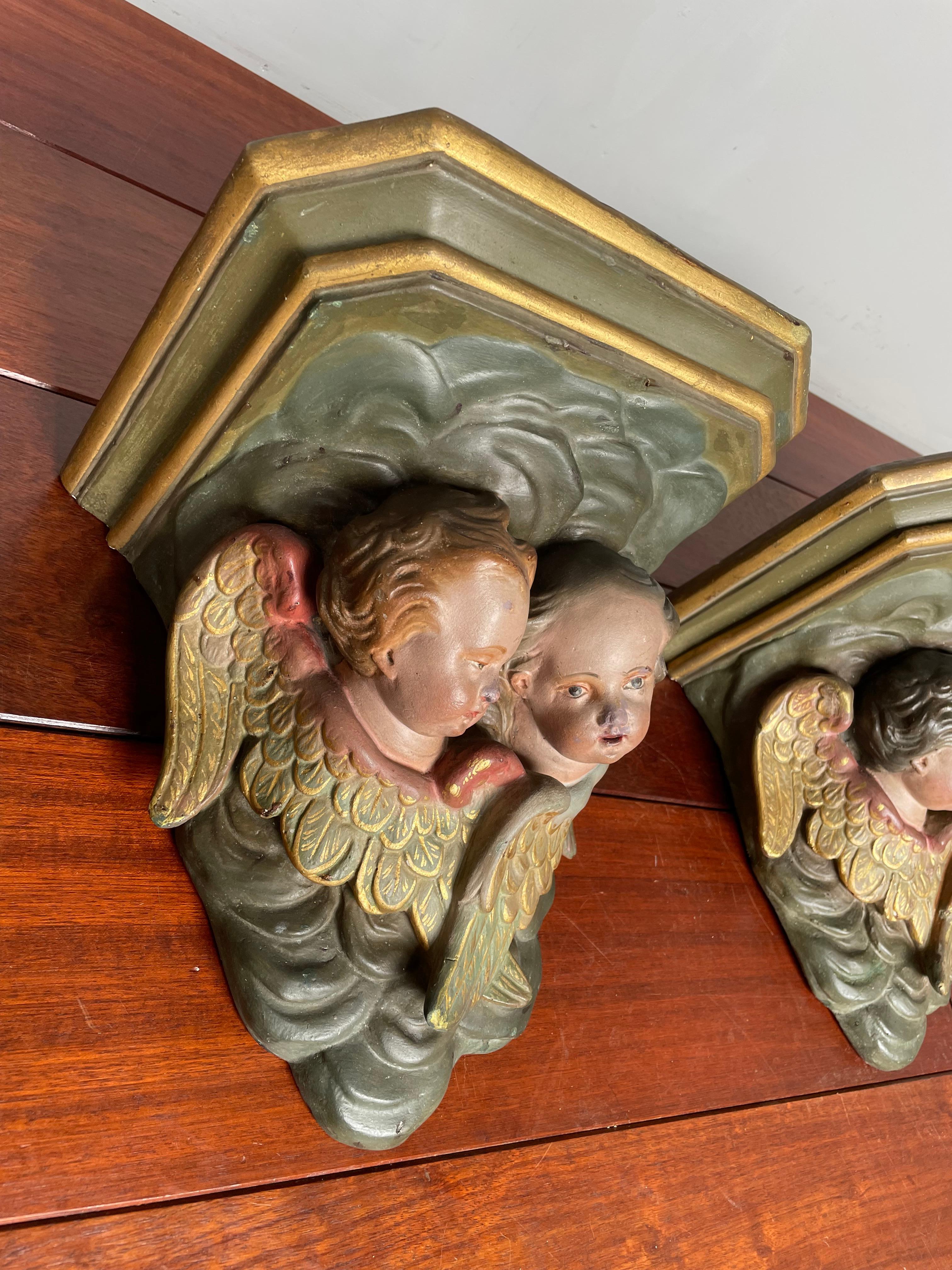 Paire de supports d'église anciens et rares pour statues de saints avec sculptures d'anges en vente 1