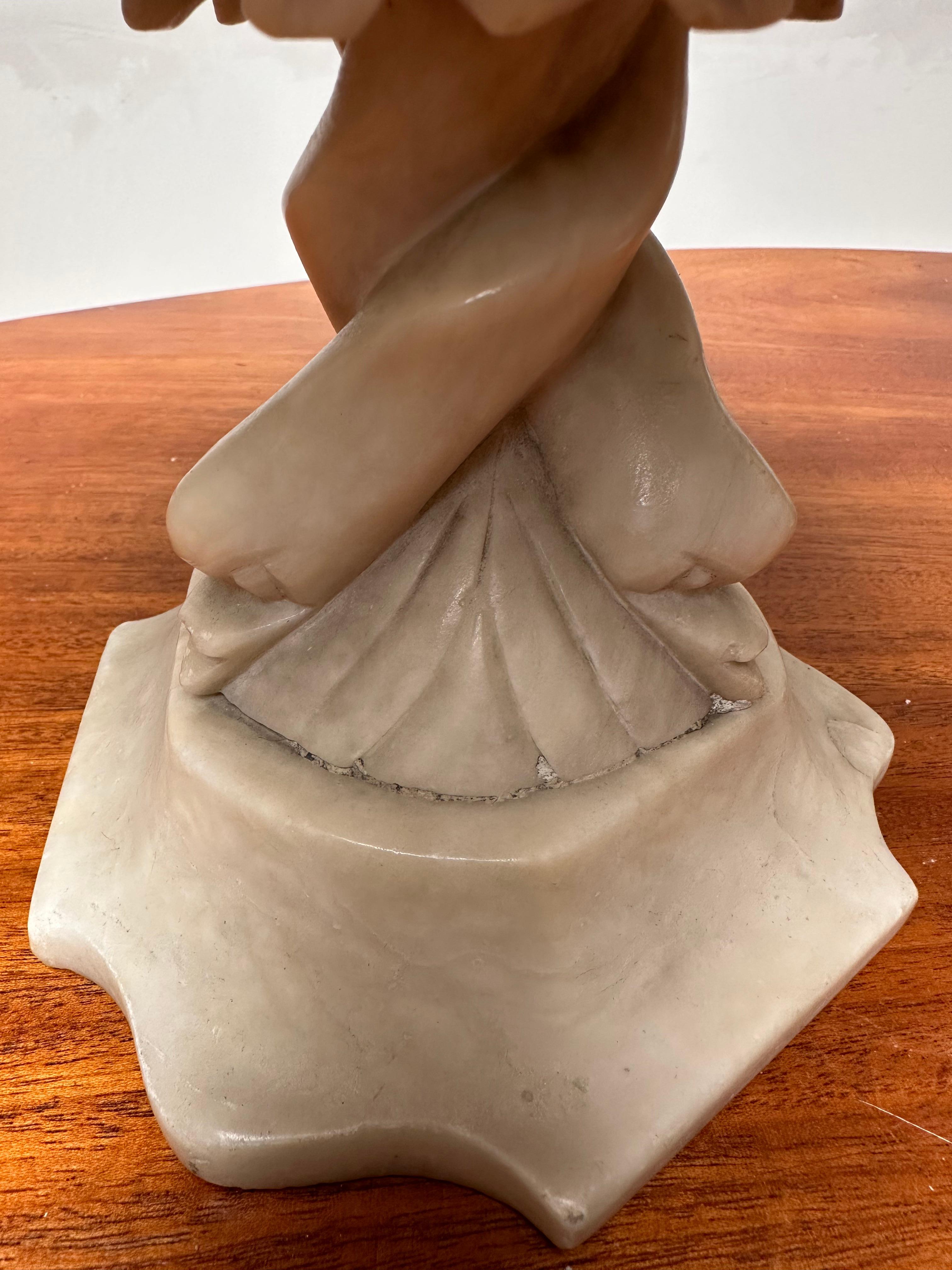 Antiguo y Raro Par de Piezas de Exhibición de Mesa Tazza de Alabastro Italiano Talladas a Mano en venta 11