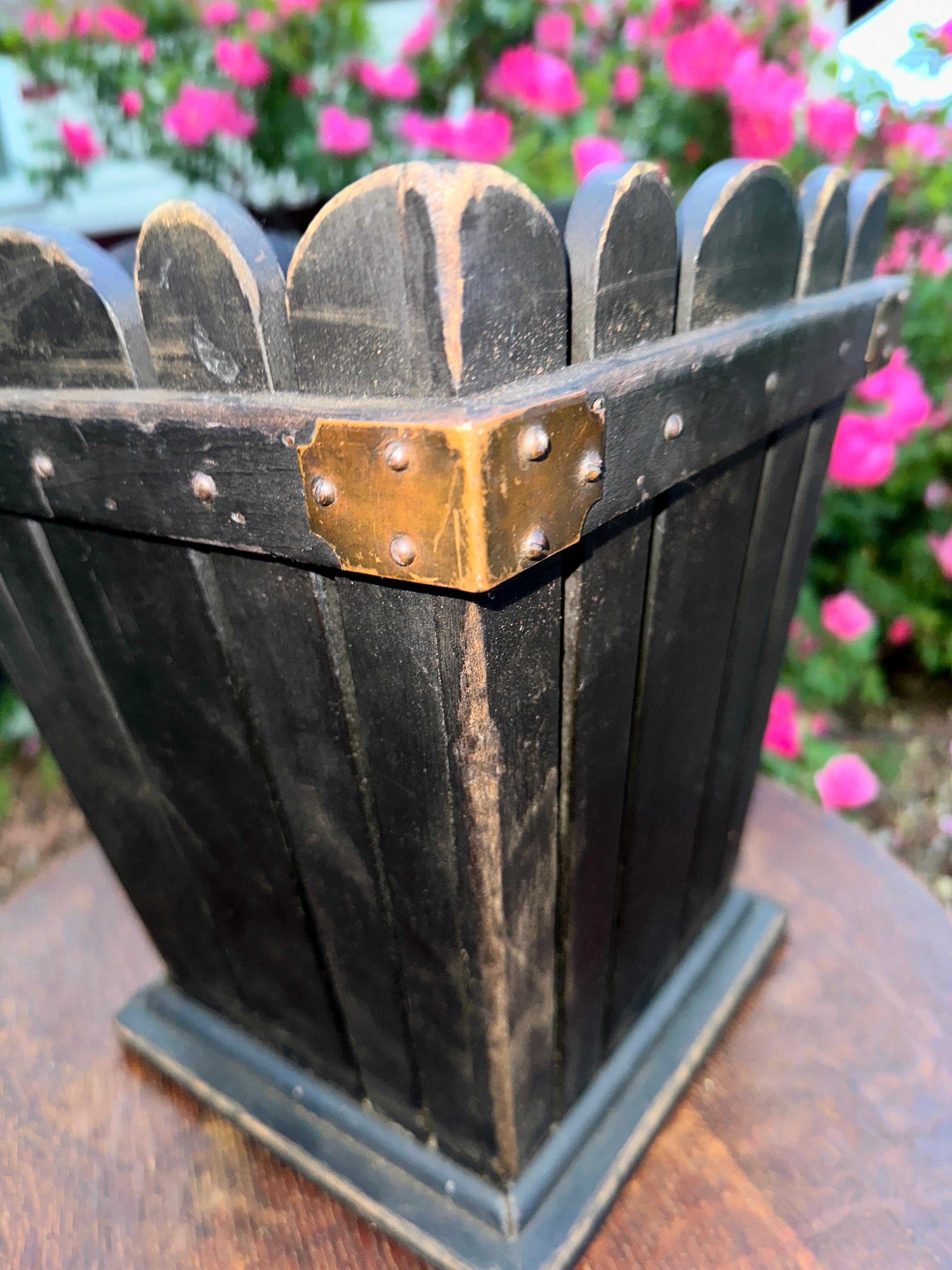 This is a very nice ARTS and CRAFTS waste basket by ROYCROFT from the early 1900s. in good condition with the original condition, with minor wear
with NO REPAIRS OR NEW PARTS.
MARKED
Size 
H 13 inch
TOP opening: 11 in BY  11 inch
BASE 9 in by 9
