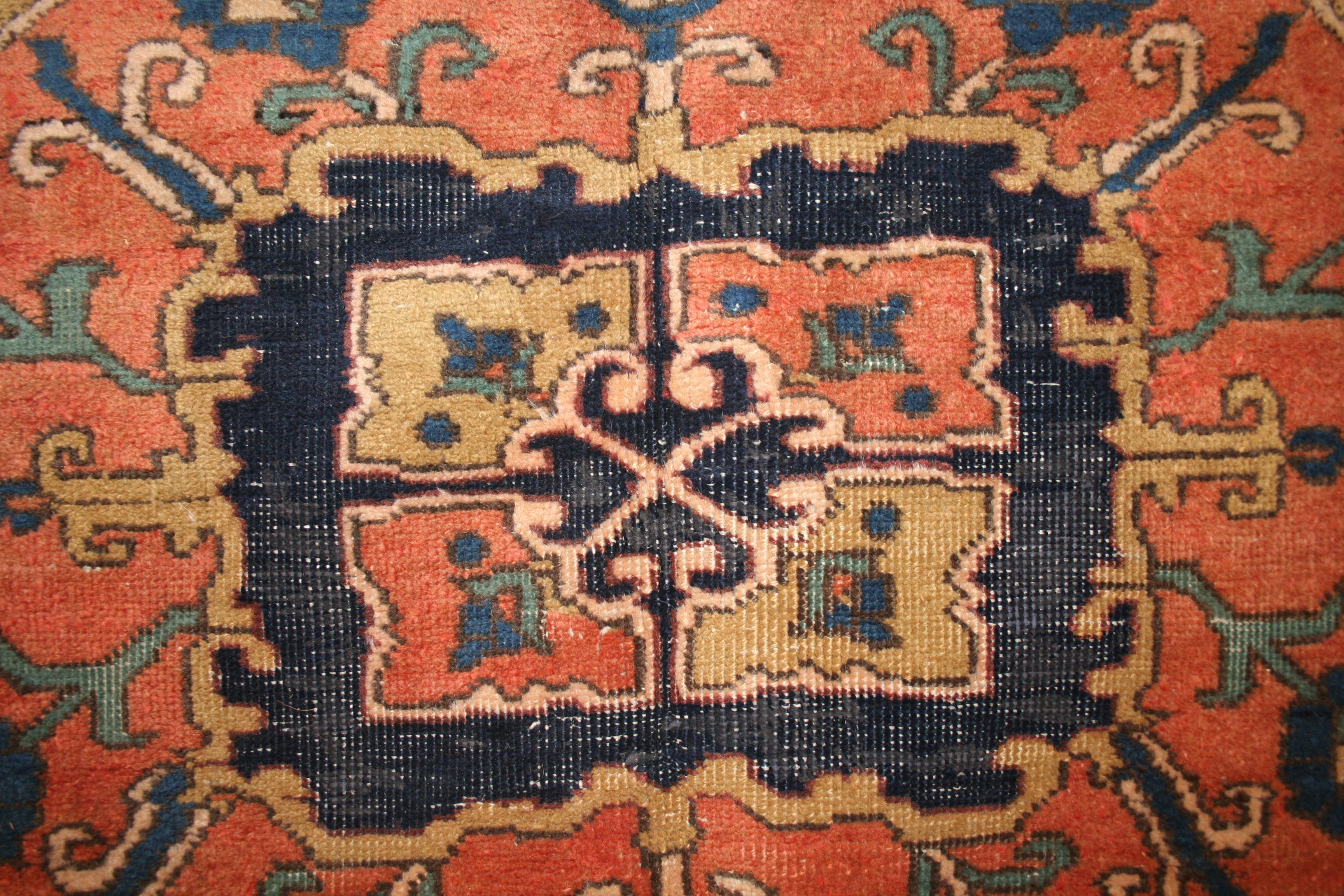 Das Muster wurde fast wortwörtlich von den früheren Heriz-Serapi-Teppichen übernommen, wobei sich das dramatische rosa Medaillon und die Anhänger wirkungsvoll vom elfenbeinfarbenen Hintergrund abheben. Dieses Design repräsentiert den typischen Stil