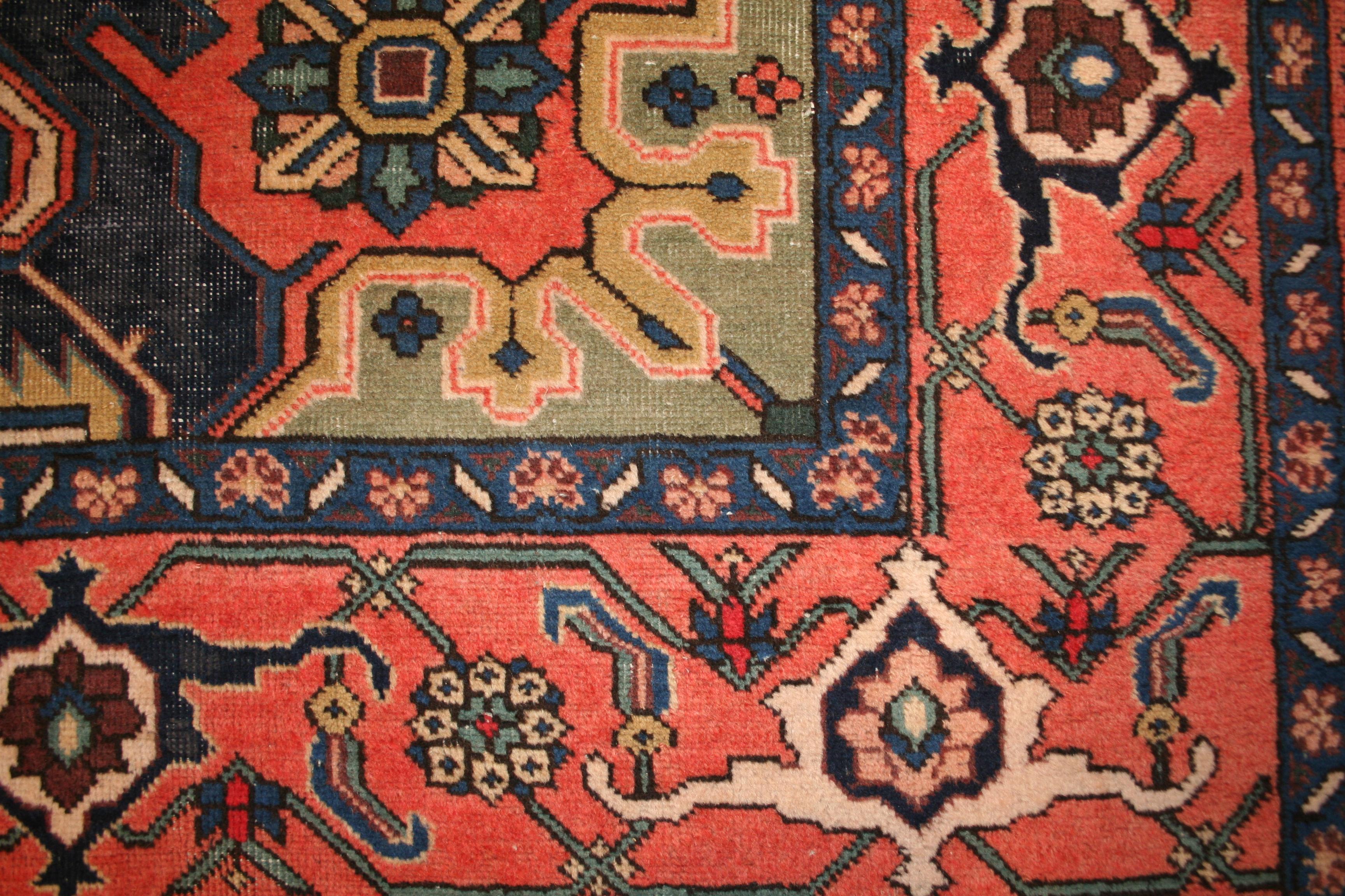 Antiker Sarab-Teppich mit weißem Grund in seltener Größe (Heriz Serapi) im Angebot