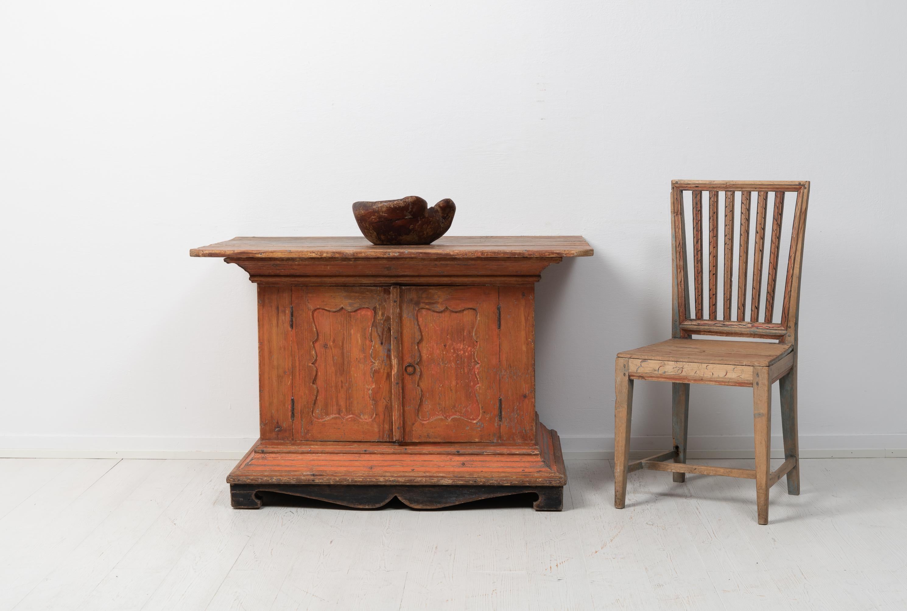 Antique rare Swedish sideboard in folk art from northern Sweden. The sideboard is from around 1810 to 1820 and is in an unusual model. The sideboard has an oversized table top and two doors as well as a strong profiled plinth. Made in painted pine