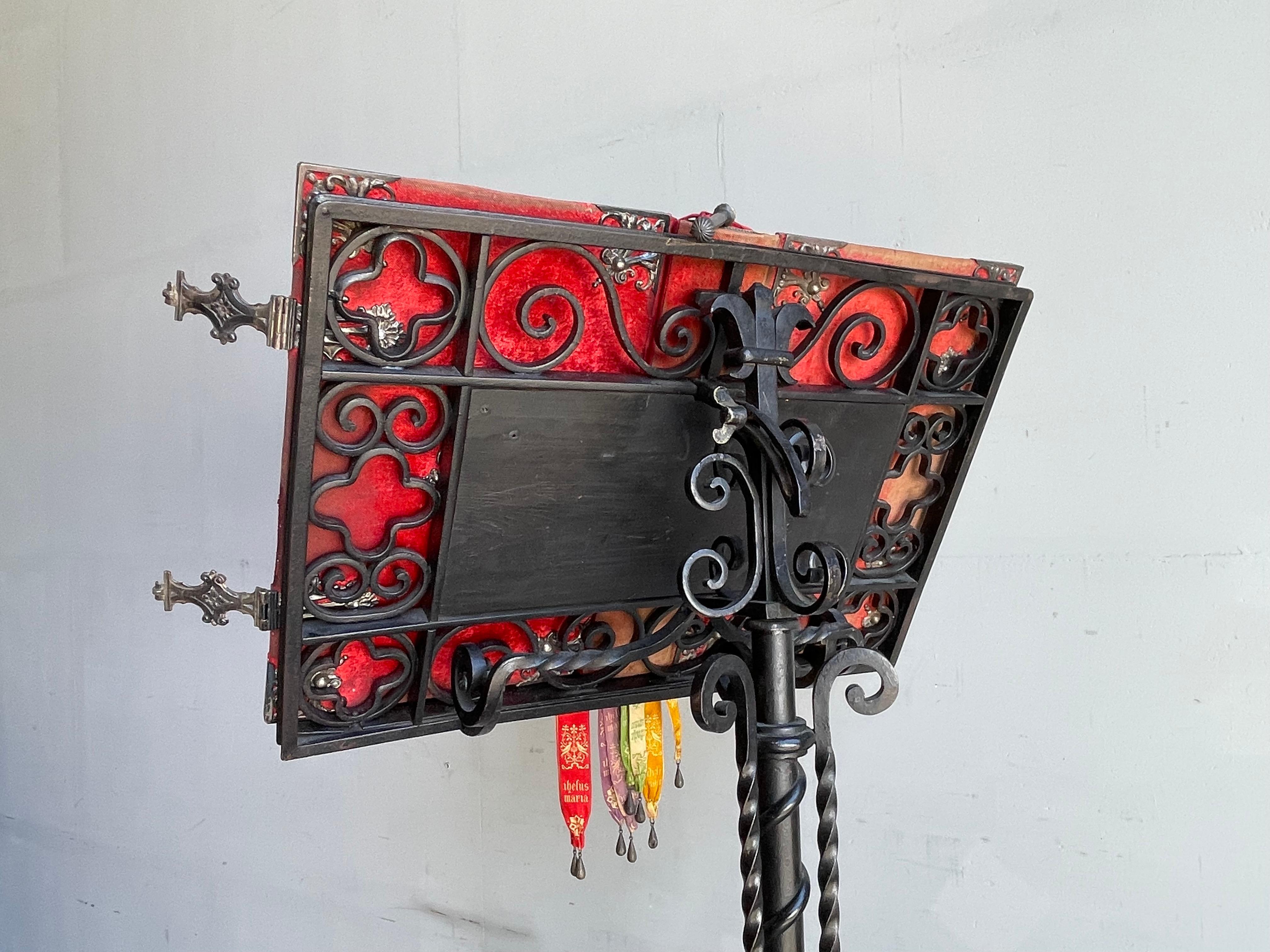 Antique & Rare, Wrought Iron Gothic Revival Floor Lectern / Bible and Book Stand In Good Condition For Sale In Lisse, NL