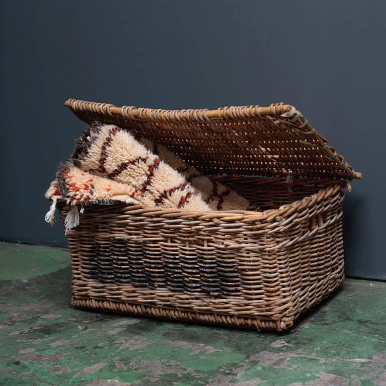 Antique Latin trunk. Rattan products have a strong image of caramel color, but the color faded out white is a dull and dull texture, rather it delivers a sense of presence abundantly.