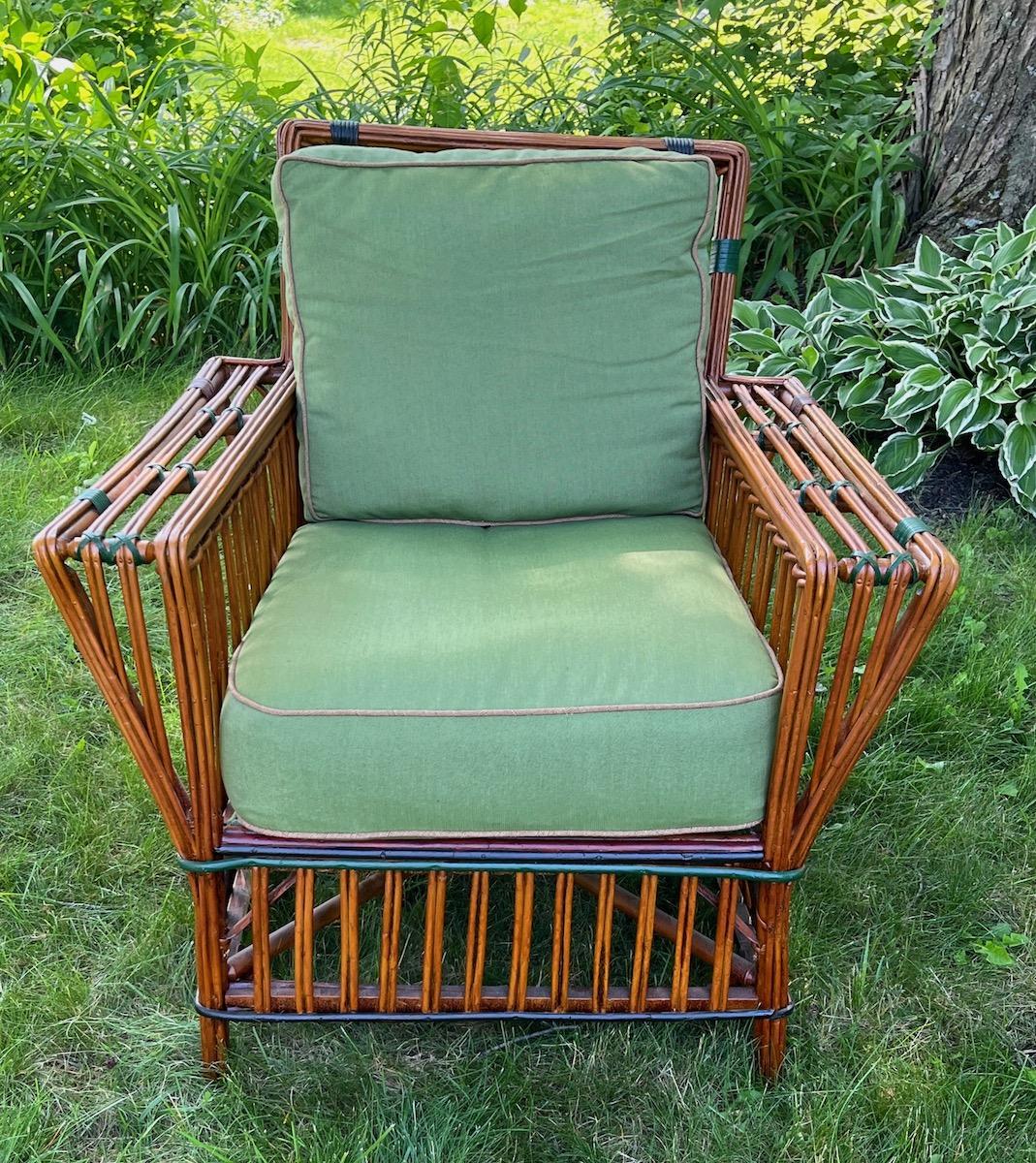 Antique, belle et élégante chaise à bras en rotin en finition naturelle avec des garnitures colorées, American,C.C. 1929. Ce style de mobilier était aussi souvent appelé osier à bâtons ou roseau fendu. Les goûts des consommateurs évoluent vers un