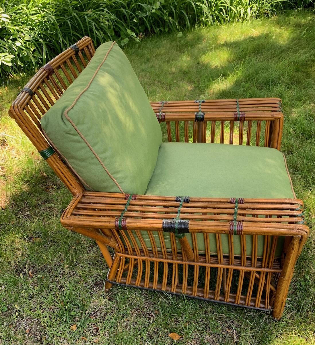 Antike Rattan / Stick Wicker Arm Stuhl in Natural Finish mit farbigen Trim im Zustand „Gut“ im Angebot in Nashua, NH