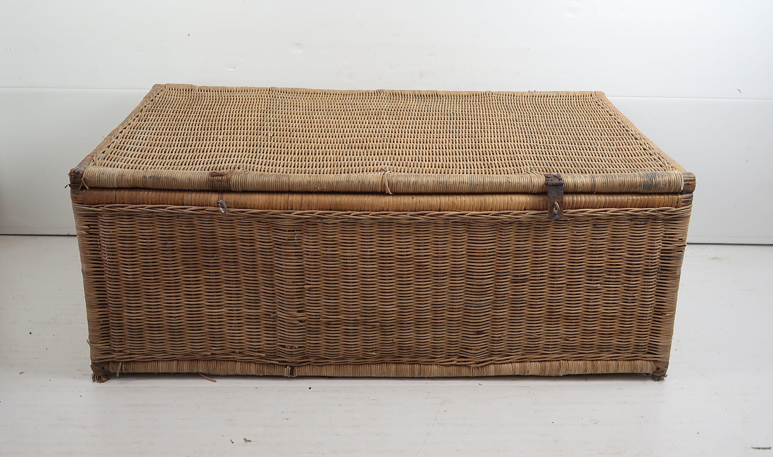 Great rattan travelling trunk.

Lovely color.

It had been originally covered in painted canvas cover. It gives us the provenance.

Wear and tear consistent with age and use

Traces of grey paint in a few places particularly the