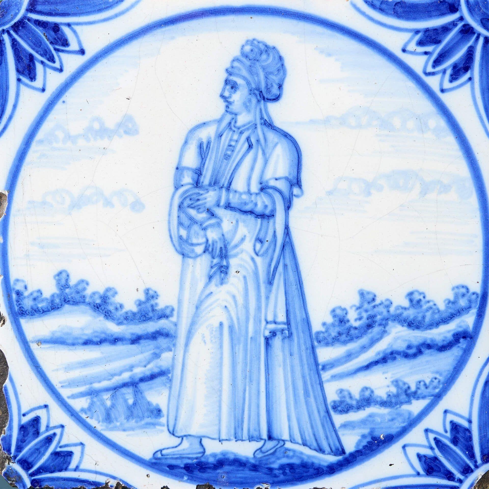 Georgien Antique Ravesteijn Blue Delft Tile of Figure in Turkish Dress (Carreau de Delft bleu de Ravesteijn représentant un personnage en robe turque) en vente