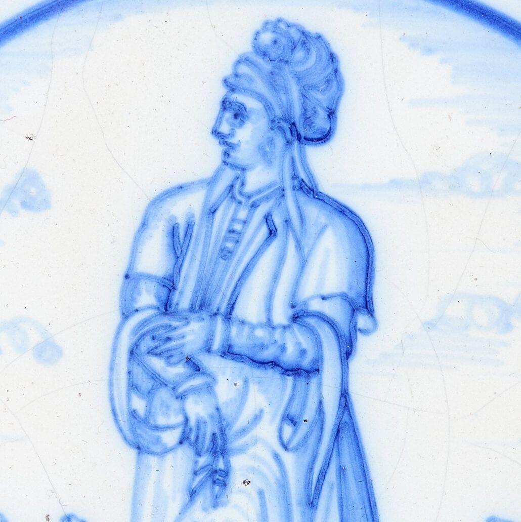 Néerlandais Antique Ravesteijn Blue Delft Tile of Figure in Turkish Dress (Carreau de Delft bleu de Ravesteijn représentant un personnage en robe turque) en vente