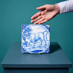 Antiguo azulejo de Delft azul y blanco Ravesteijn de un toro
