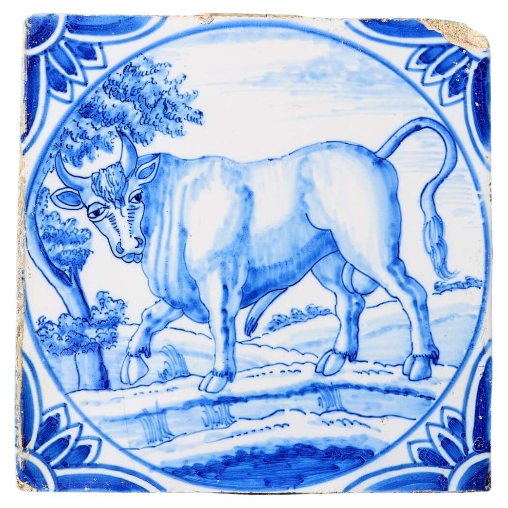 Antique carreau de Delft bleu et blanc représentant un taureau