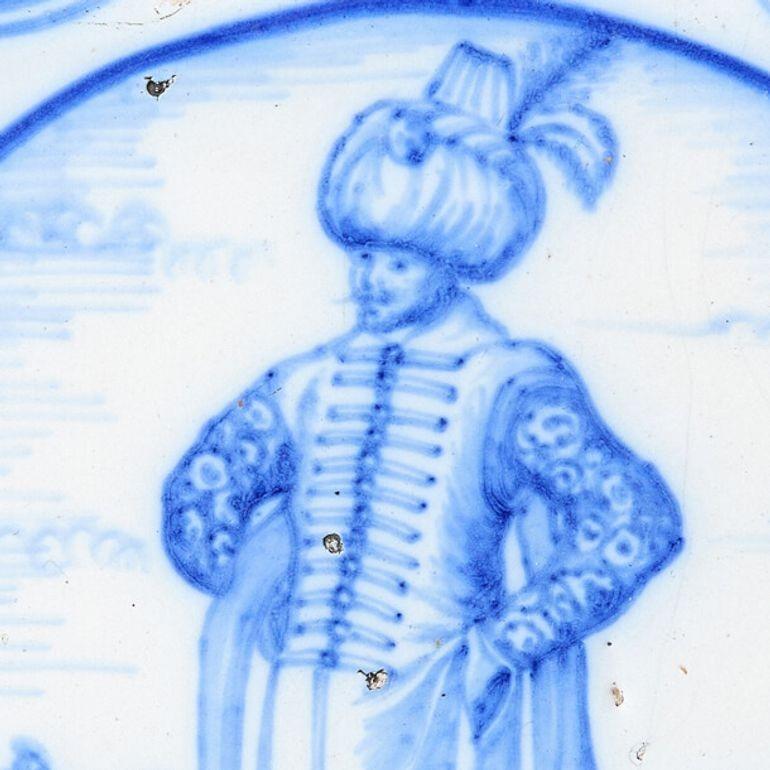 Antique carreau de Delft Ravesteijn représentant une figure turque État moyen - En vente à Wormelow, Herefordshire