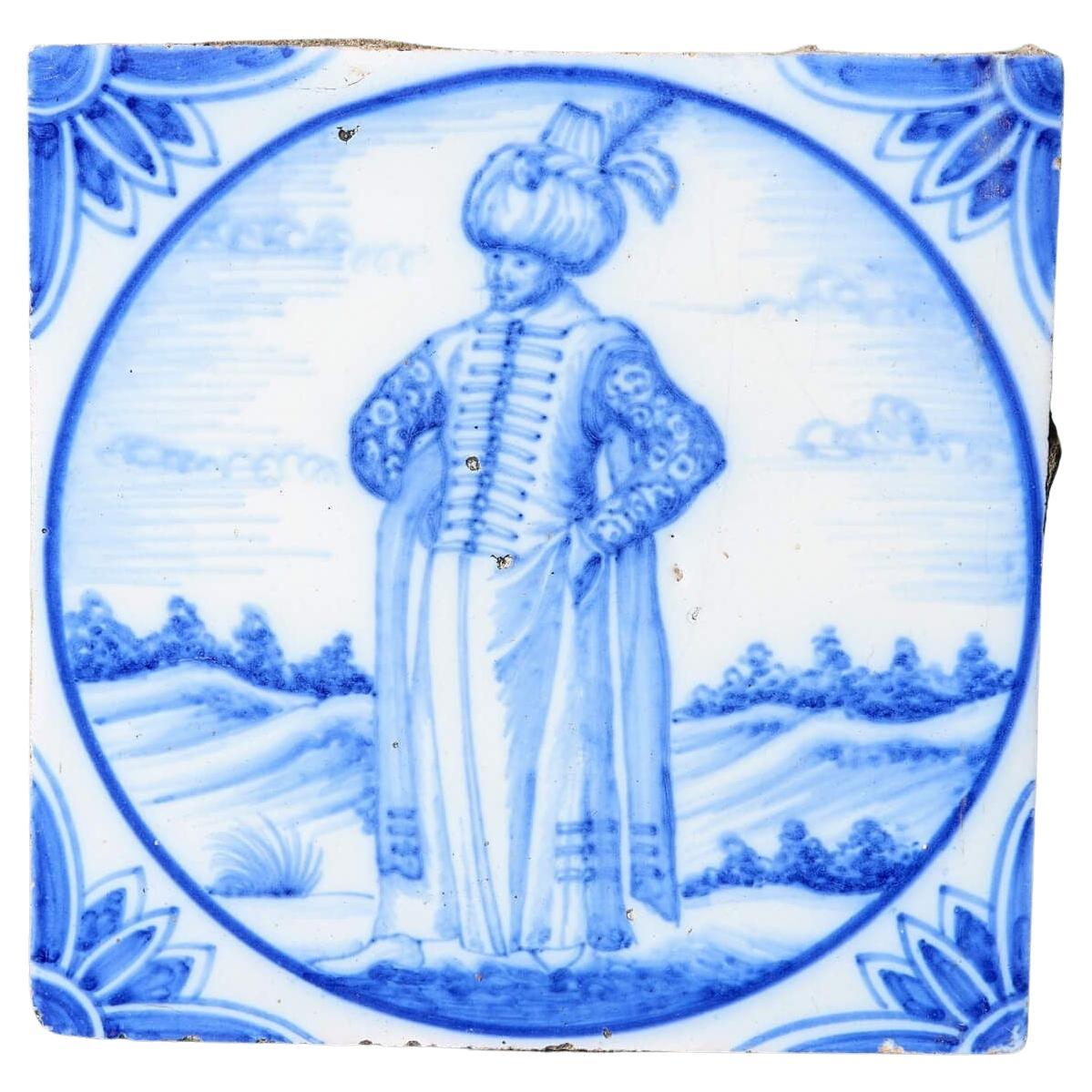 Antique carreau de Delft Ravesteijn représentant une figure turque en vente