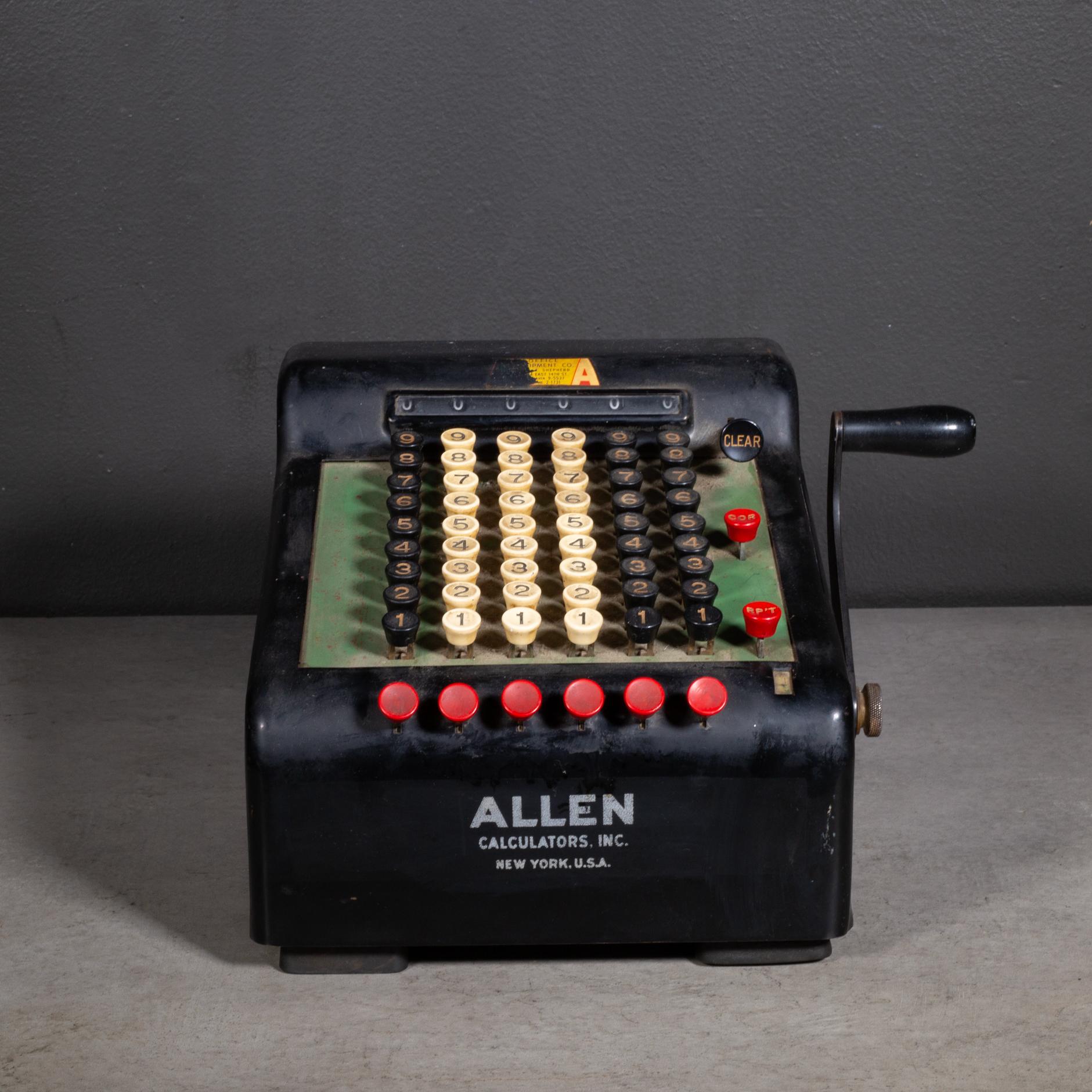 À PROPOS DE

Machine à calculer ancienne en bakélite et acier, avec présentoir en verre. Le levier tire vers l'avant et vers l'arrière. 

    CREATEUR A.C. Allen Calculators Inc, New York City, NY. 
    A.I.C. c.1930-1939. 
    MATÉRIAUX ET