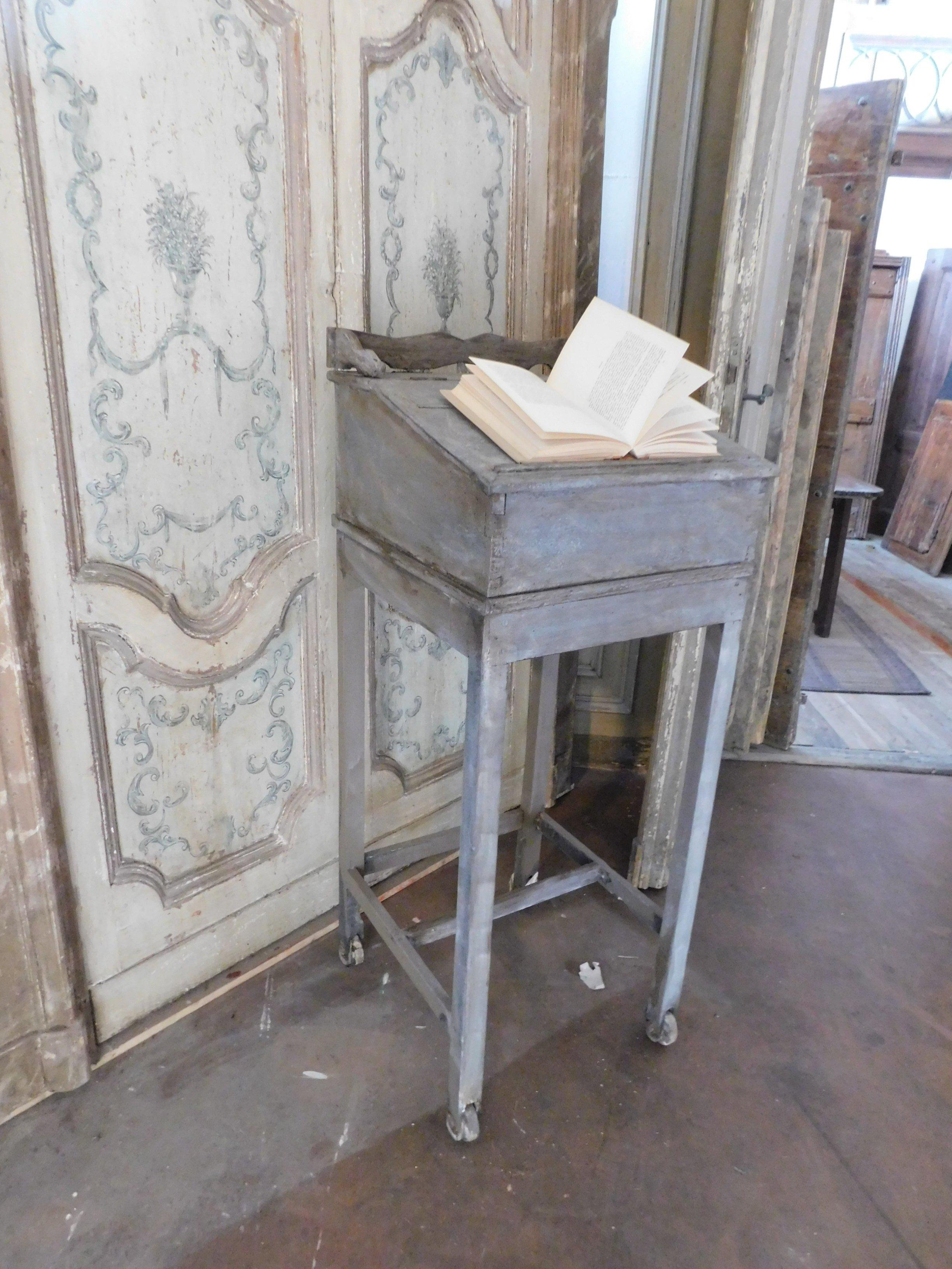 Antique gray lacquered wooden lectern, with inclined bookcase drawer, handcrafted in Italy in the 1900s, original lacquer, with wheels for easy handling and storage of books or documents.
Object of particular design, measuring cm length 47 x height