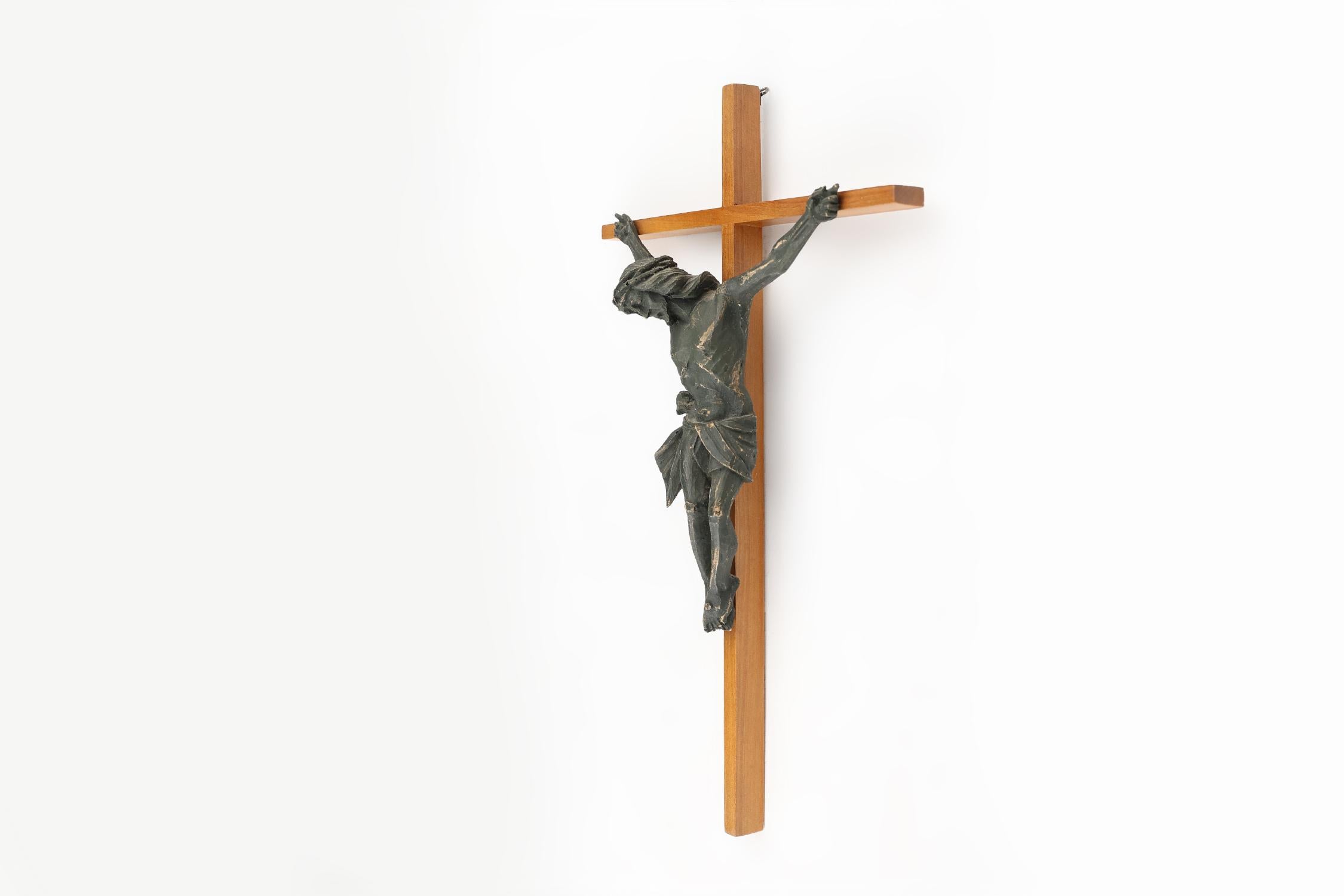Antique realistic wooden crucifix, France ca. 1850 In Good Condition For Sale In Meulebeke, BE