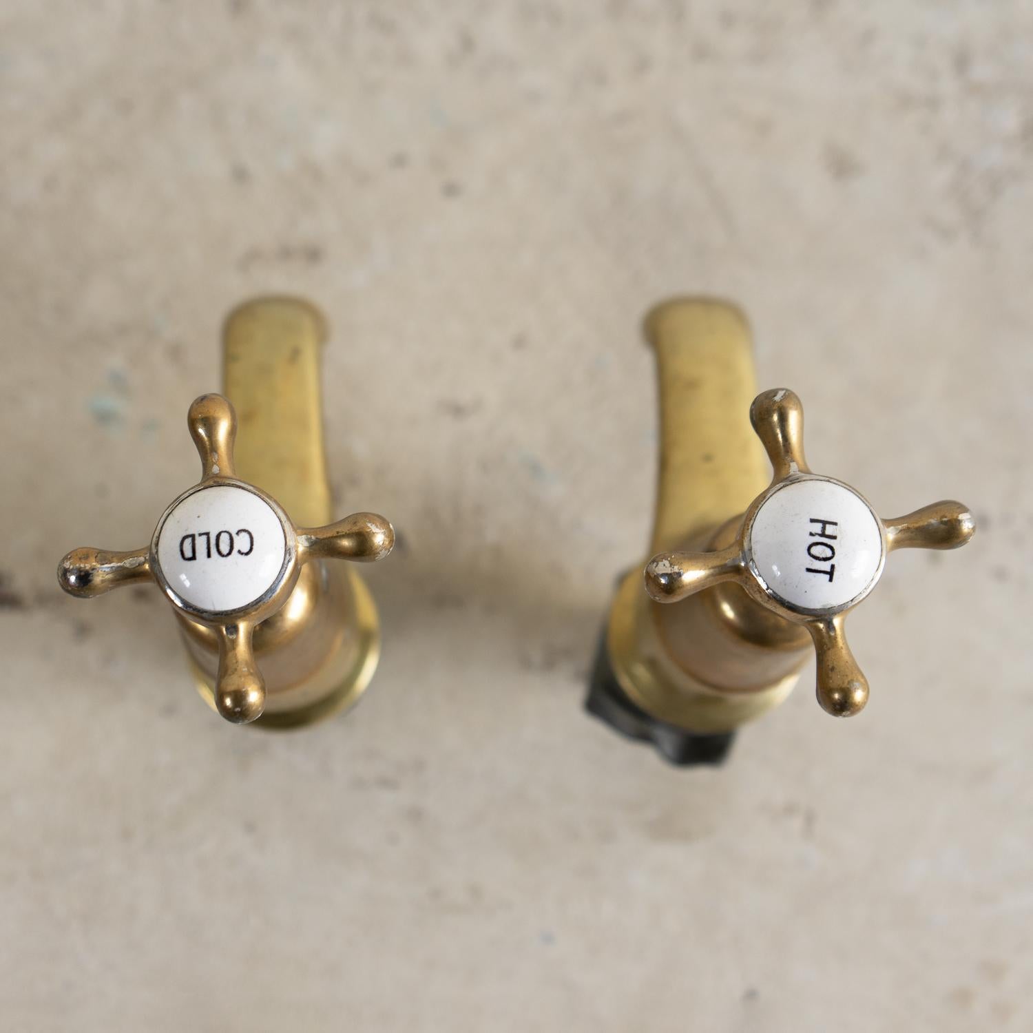 Antique Reclaimed Edwardian Brass & Porcelain Bath Taps By Fiddian, Early 20Th C For Sale 8