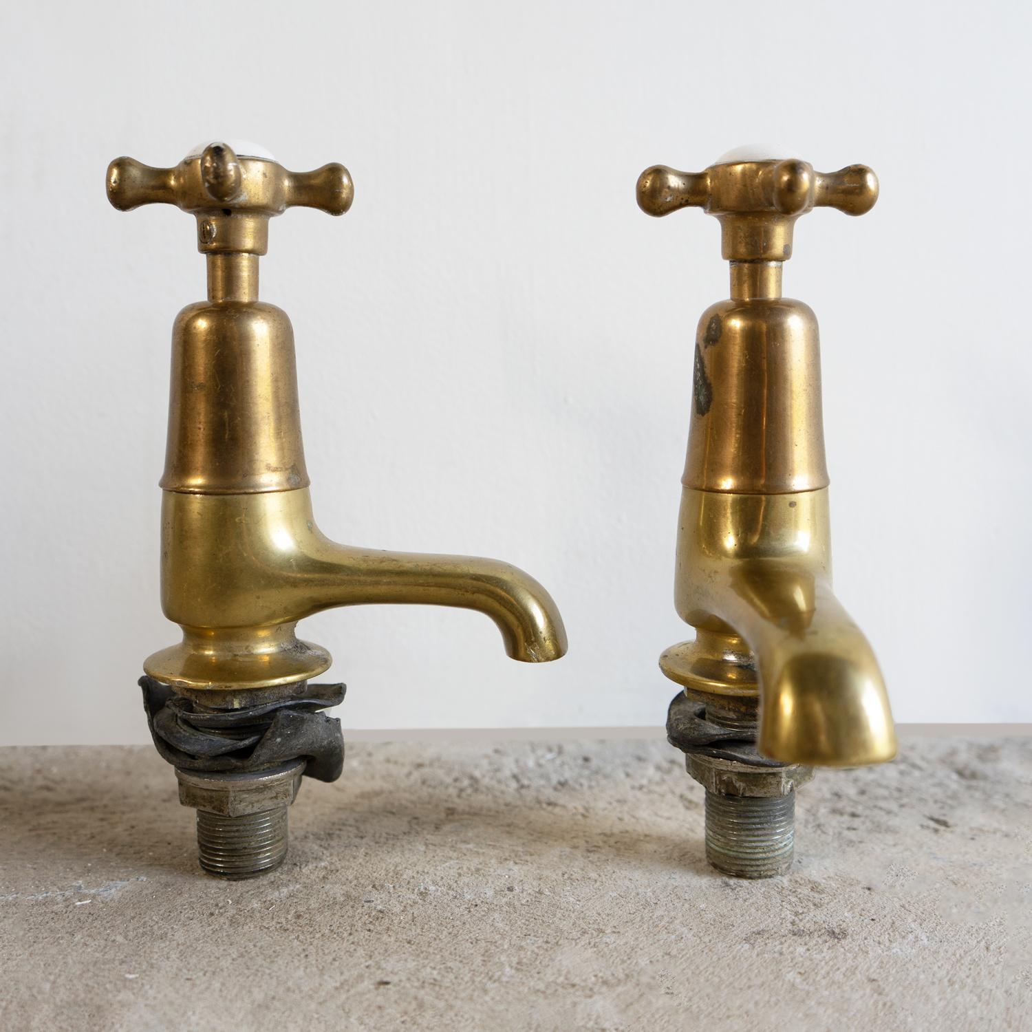 Hand-Crafted Antique Reclaimed Edwardian Brass & Porcelain Bath Taps By Fiddian, Early 20Th C For Sale