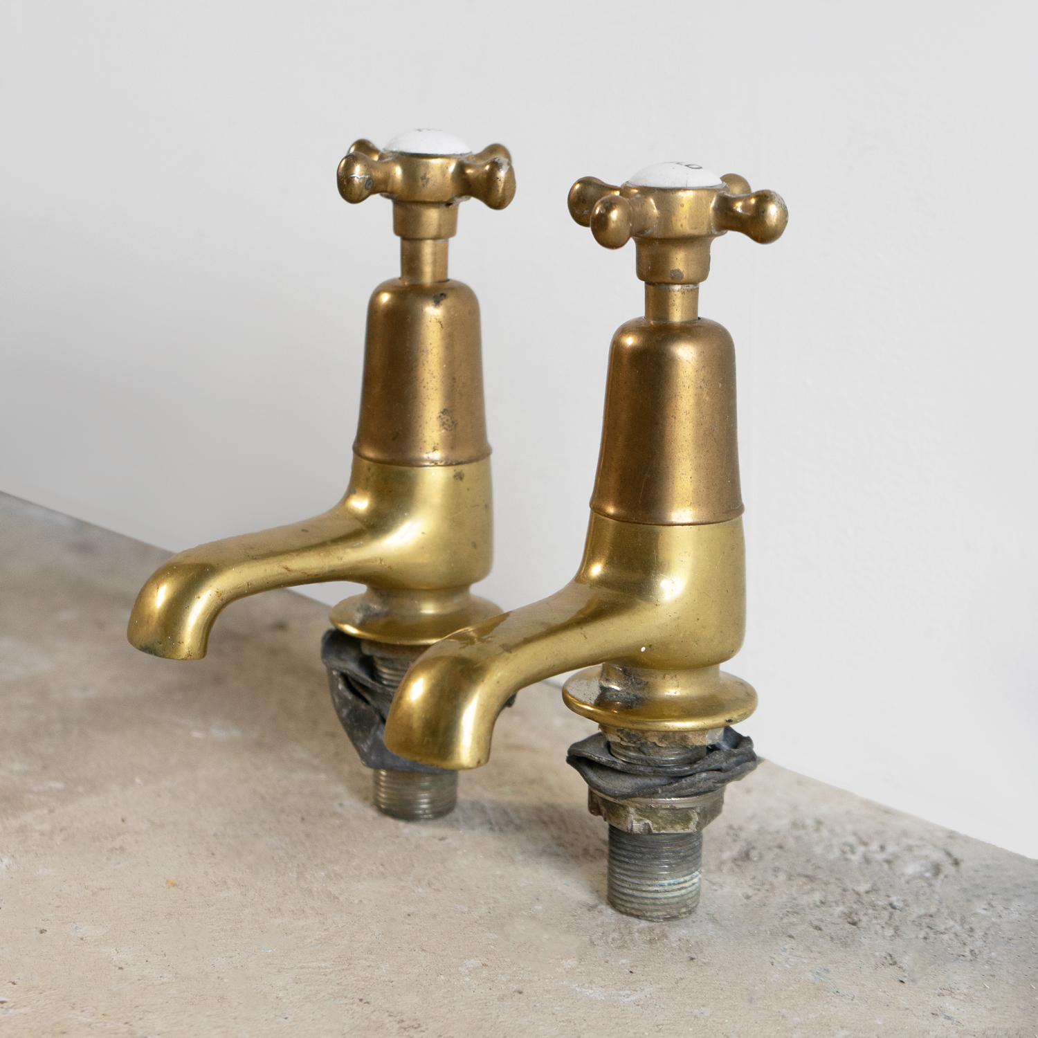 Antique Reclaimed Edwardian Brass & Porcelain Bath Taps By Fiddian, Early 20Th C For Sale 1