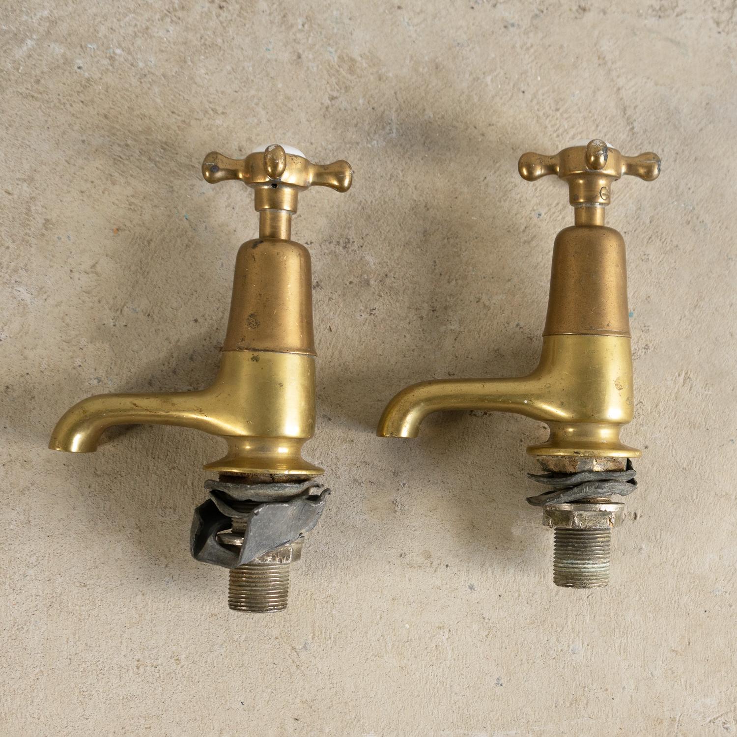 Antique Reclaimed Edwardian Brass & Porcelain Bath Taps By Fiddian, Early 20Th C For Sale 3