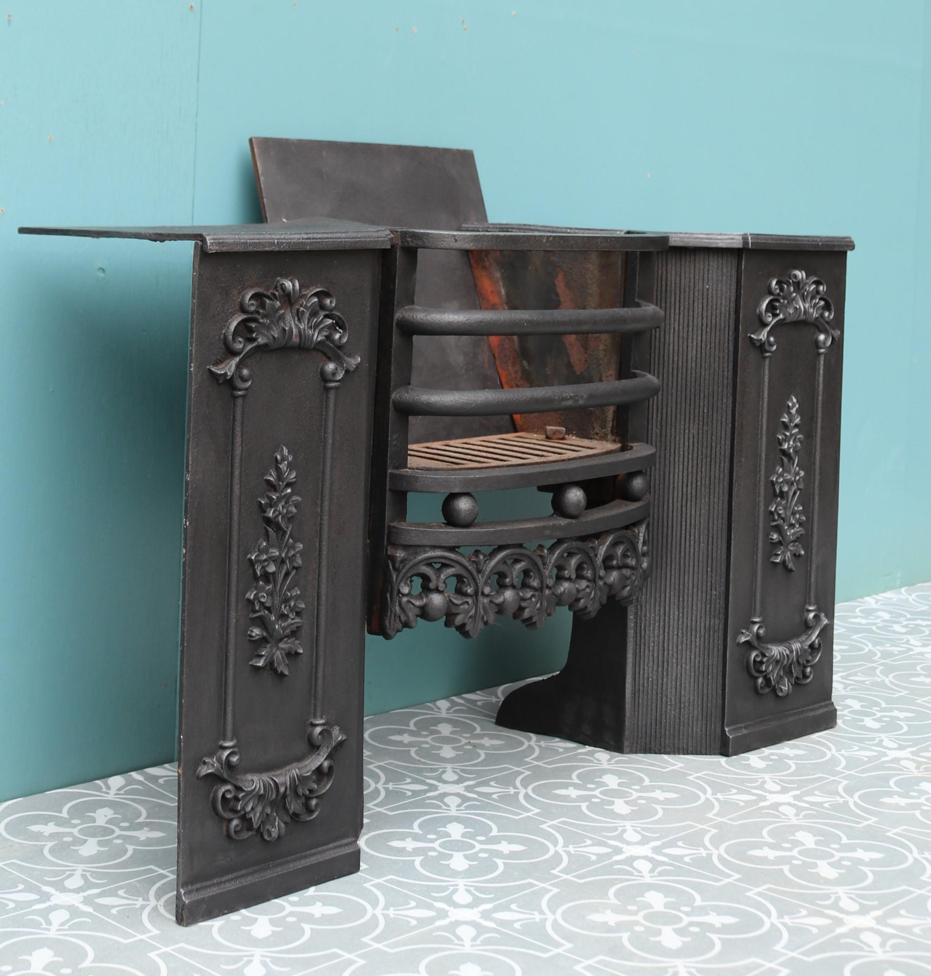 Antique Georgian Cast Iron Hob Grate In Fair Condition For Sale In Wormelow, Herefordshire