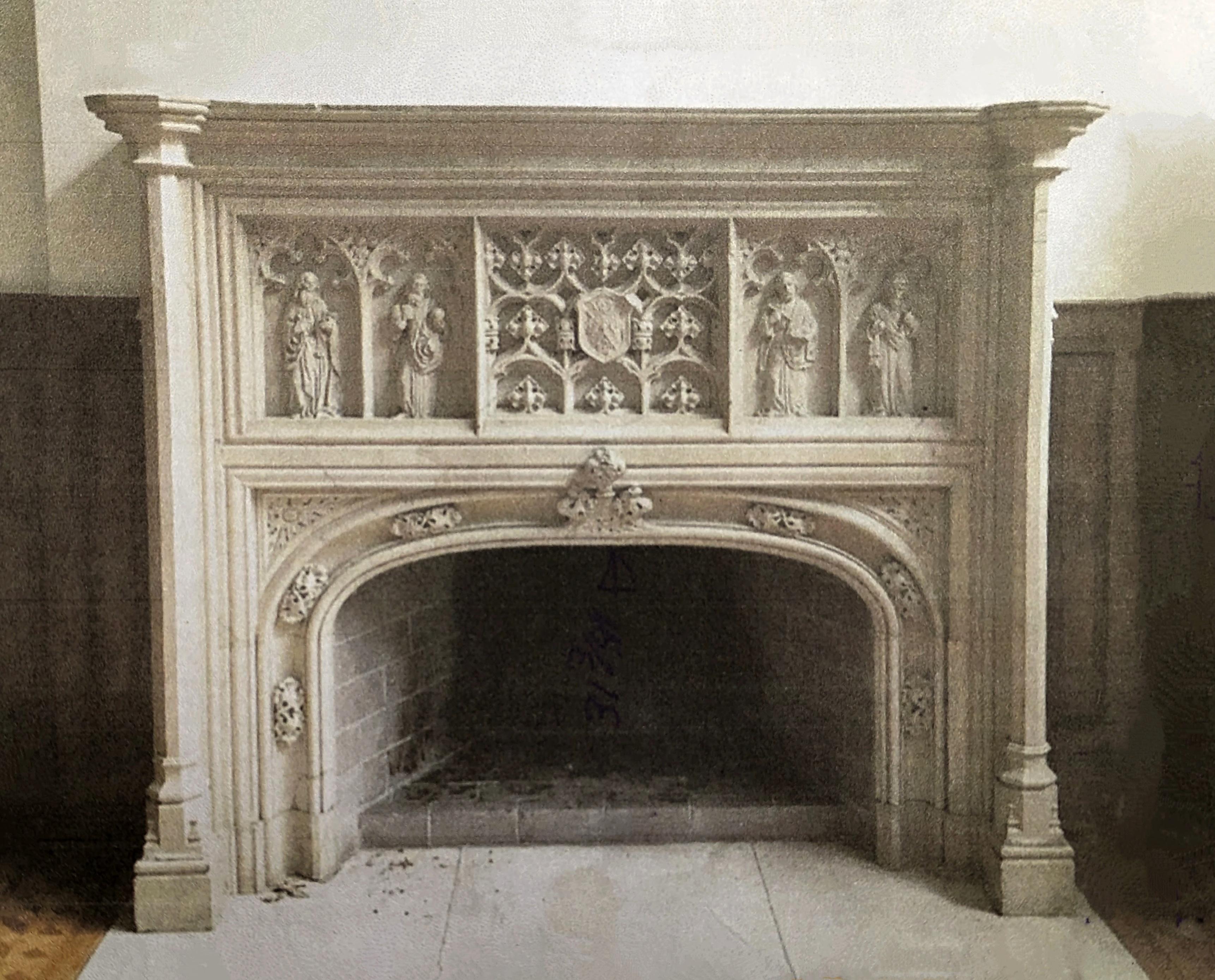 Dieser neugotische Marmorsockel ist ein beeindruckendes und historisch bedeutsames Stück architektonischen Schrotts. Dieser Kaminsims stammt aus einem New Yorker Stadthaus in der Upper West Side in der Nähe des Central Parks. Er wurde sorgfältig