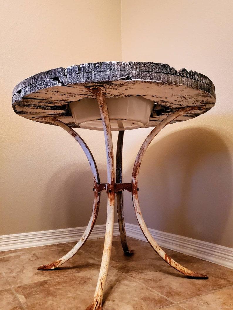 Ancienne table à bol rustique de ferme récupérée et récupérée en vente 3