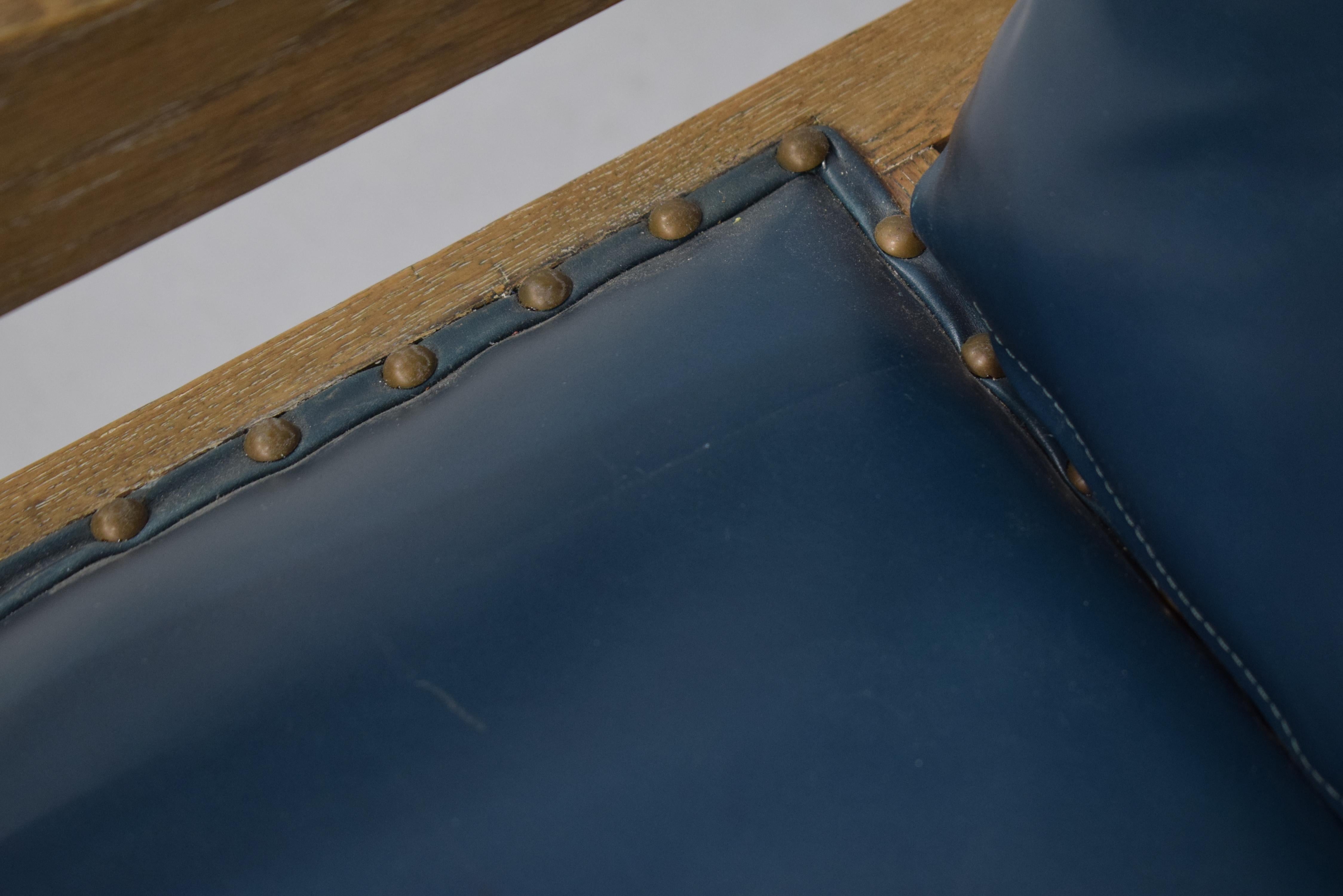 Rare exemple de fauteuil inclinable de grande taille par Ambrose Heal's, datant du début du 20e siècle en Angleterre. Cadre / structure en chêne massif qui a été nouvellement et fraîchement refini en chêne cérusé clair avec une brillance mate. La