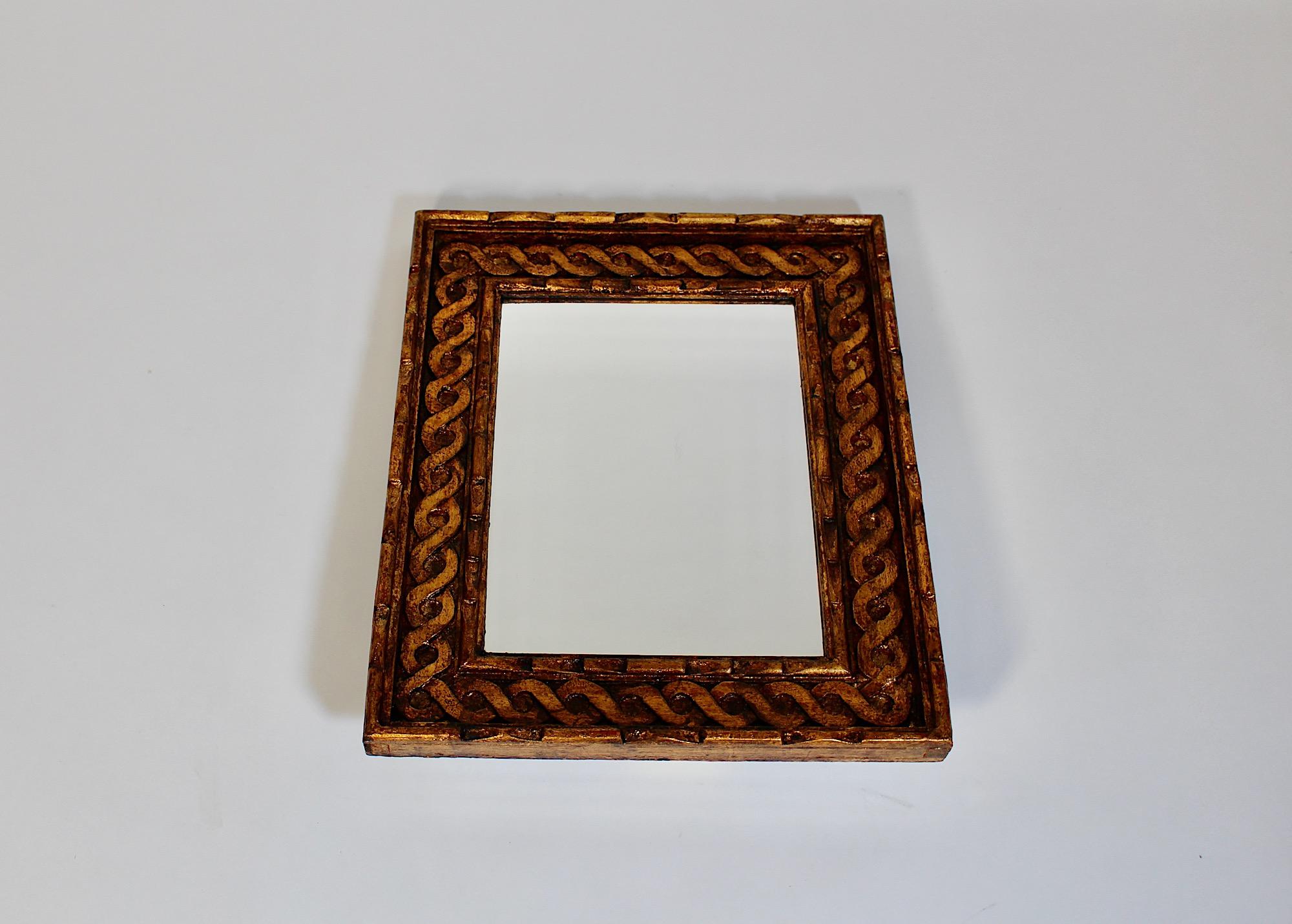 Antiguo espejo de pared rectangular tallado en madera dorada circa 1780, Austria.
Un fantástico espejo de pared de forma rectangular con marco de madera dorada tallada.
El marco completamente tallado presenta un diseño de cable, típico de esta época