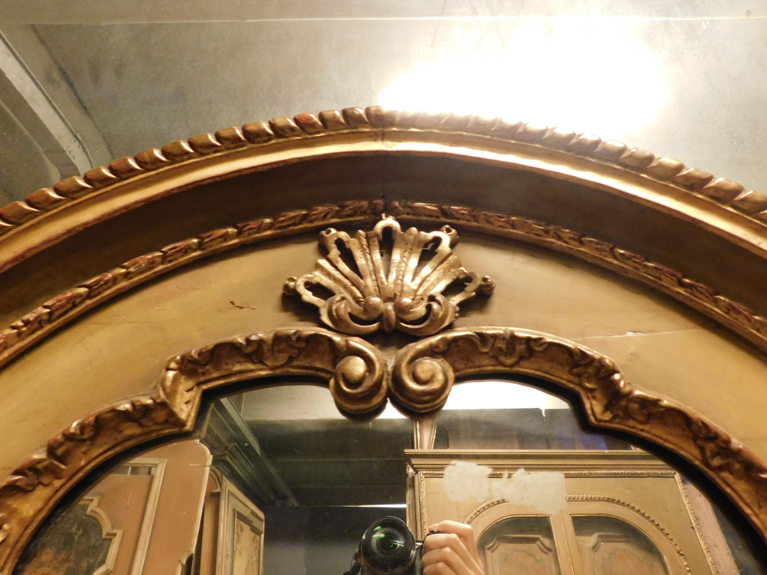 Antiker, rechteckiger, lackierter, vergoldeter Spiegel, mit Blumen geschnitzt, '900 Italien (20. Jahrhundert) im Angebot