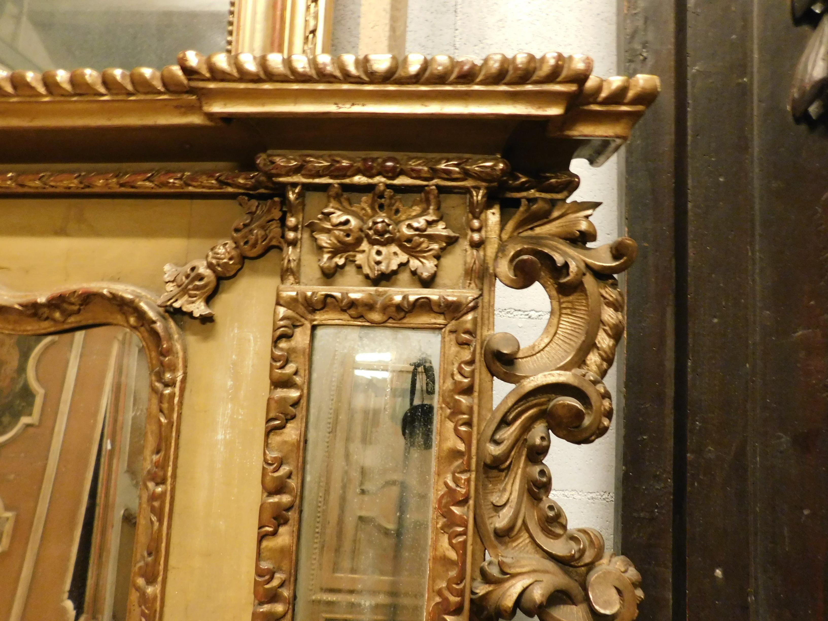 Antique Rectangular Lacquered Gilded Mirror, Carved with Flowers, '900 Italy In Good Condition For Sale In Cuneo, Italy (CN)