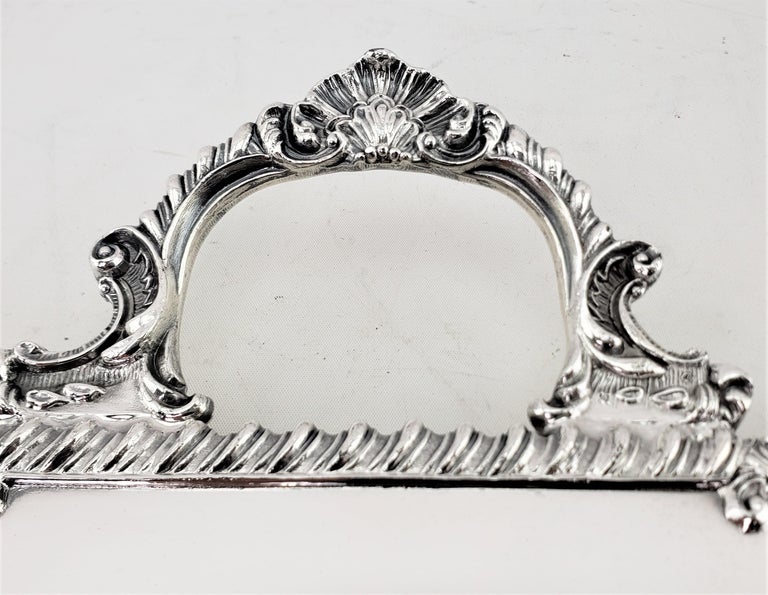 Plateau de service rectangulaire antique en métal argenté avec décoration en corde stylisée - En vente sur France
